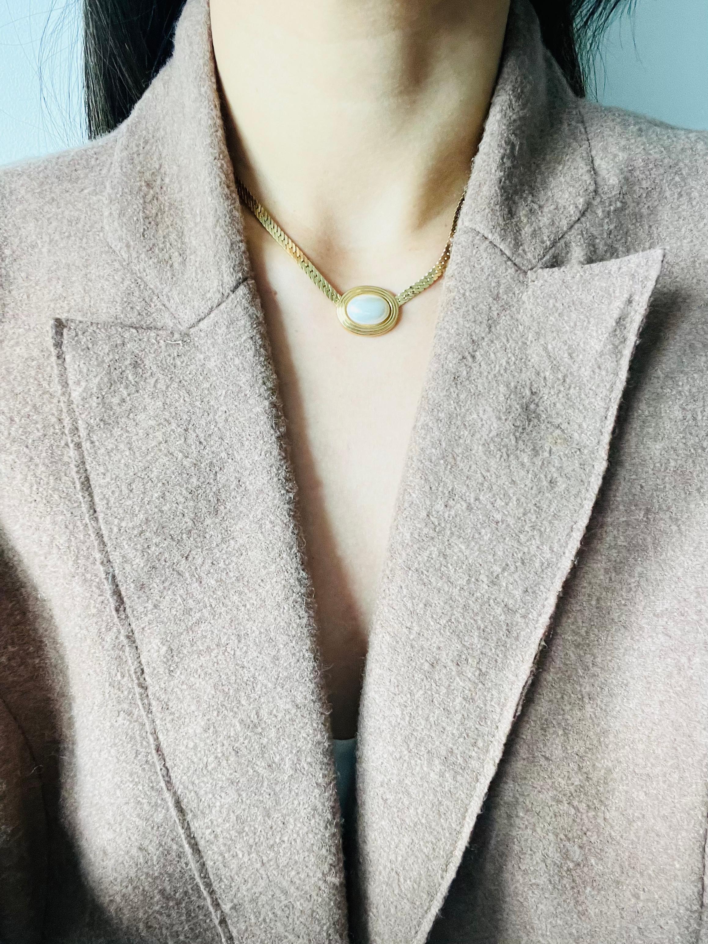 Christian Dior Vintage anni '80 Collana con ciondolo ovale di perle bianche Eleg in vendita 2