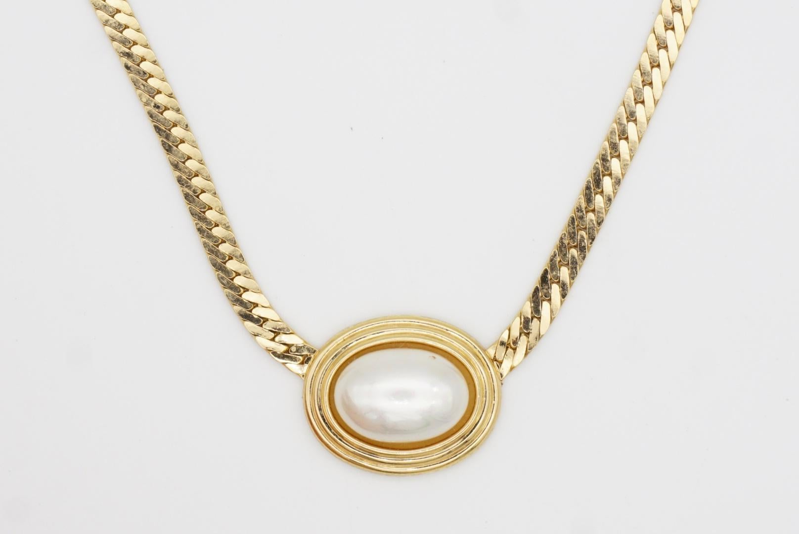 Christian Dior Vintage anni '80 Collana con ciondolo ovale di perle bianche Eleg in vendita 4