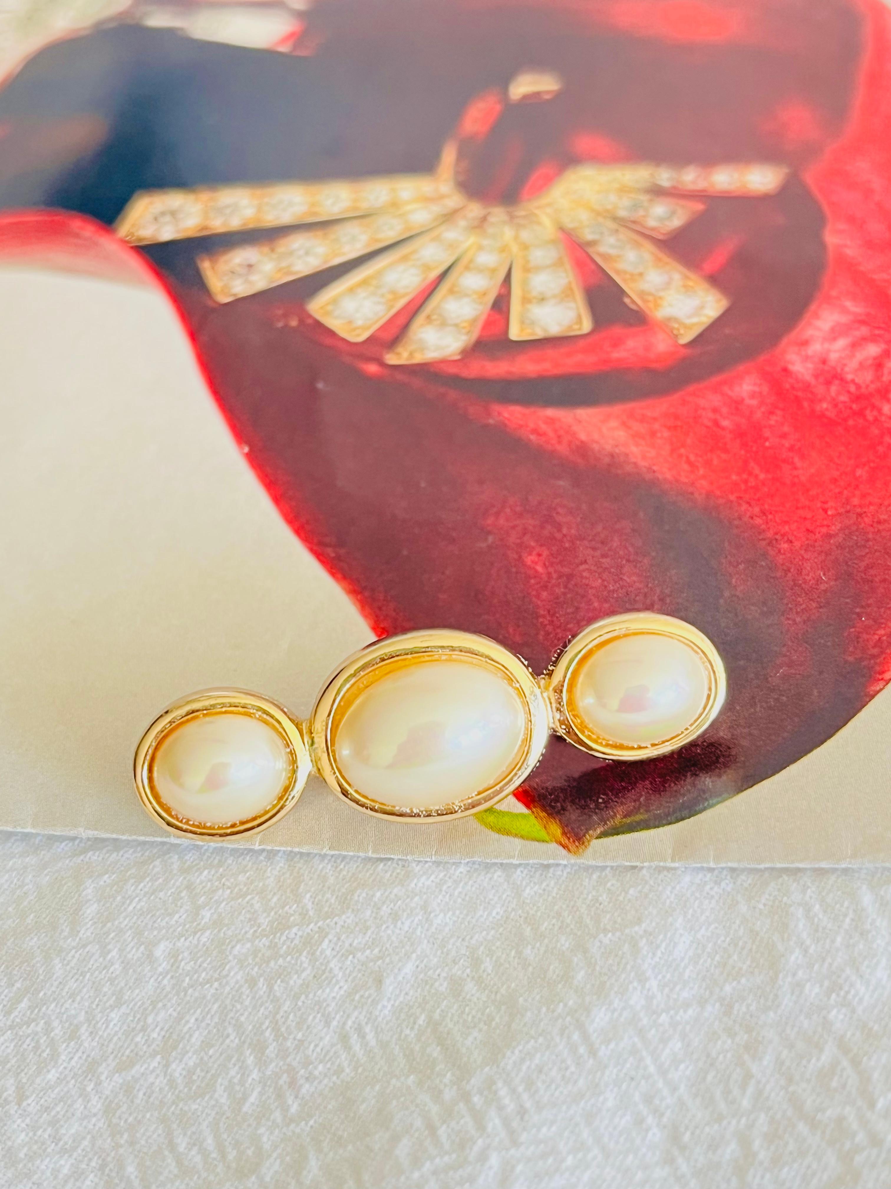 Very good condition. 100% Genuine.

A unique piece. This gold plated stylised brooch with three gorgeous faux pearls. 

Safety-catch pin closure, signed Christian Dior on the back.

Size: 4.4 cm x 1.5 cm.

Weight: 7.0 g.

_ _ _

Great for everyday