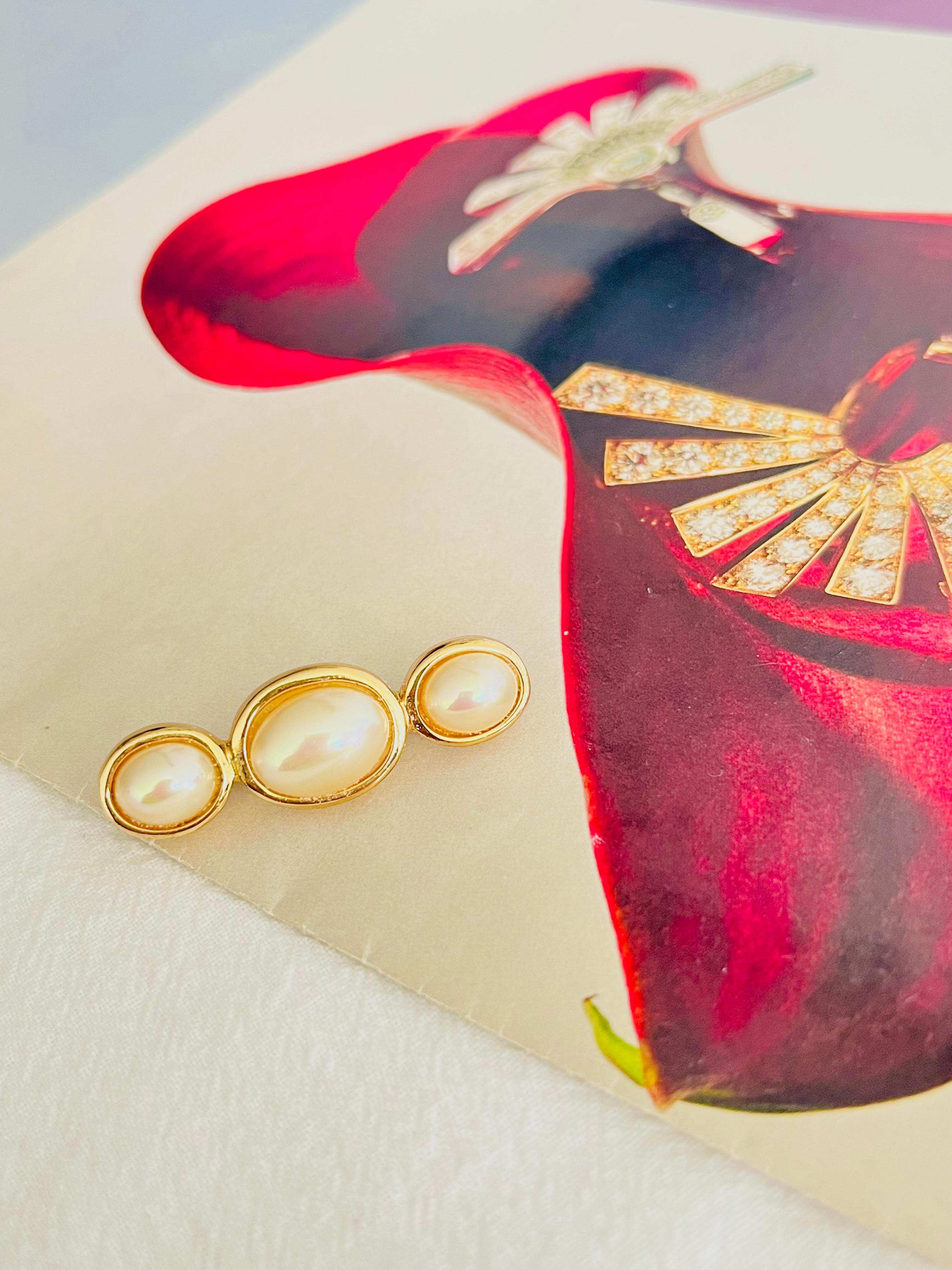 Christian Dior Vintage 1980s Three Trio White Oval Pearls Long Bar Gold Brooch In Excellent Condition In Wokingham, England