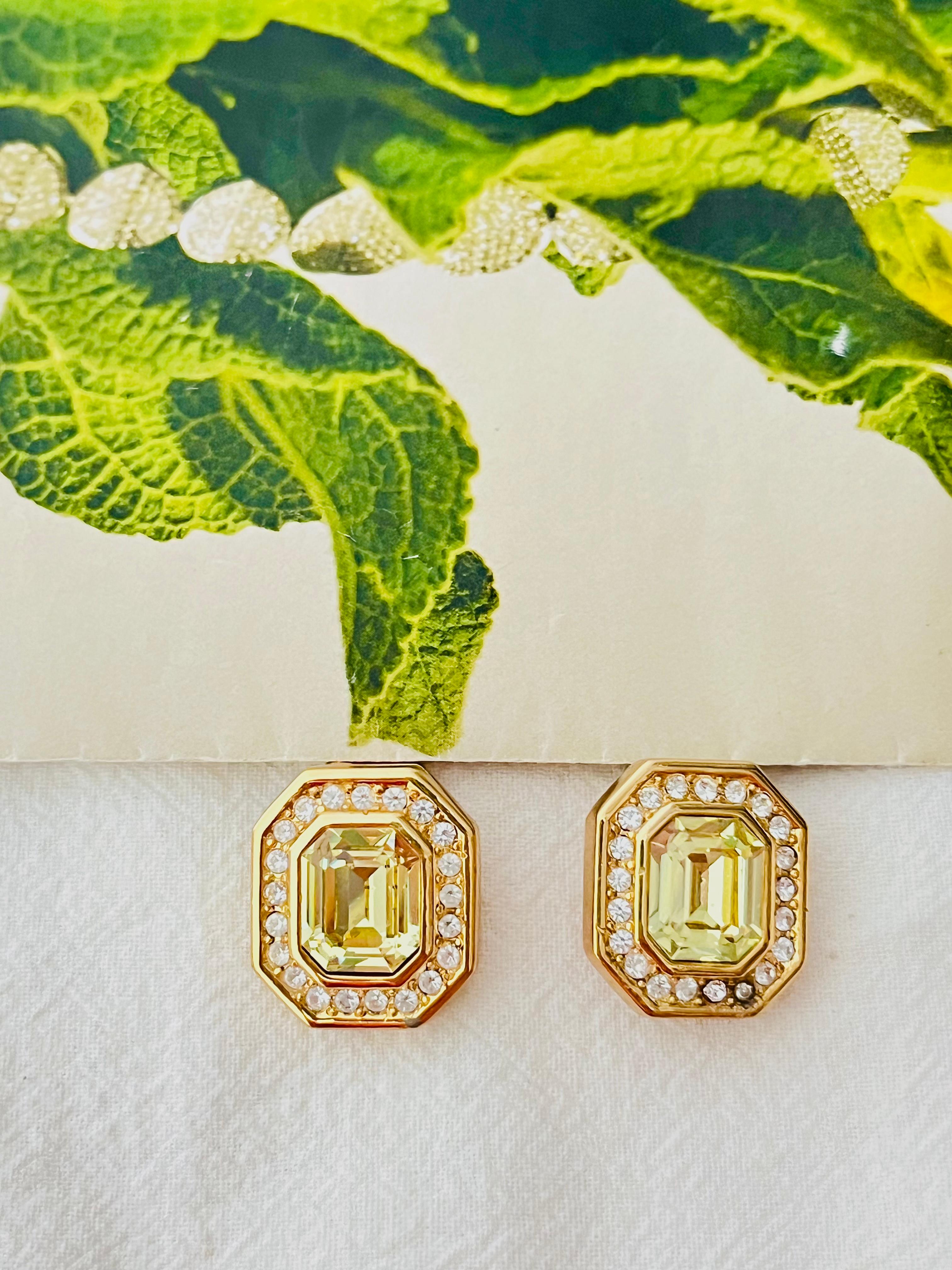 Christian Dior Vintage 1980s Unisex Topaz Light Green Octagon Crystals Chunky Clip Earrings, Gold Tone

Very good condition. Very light scratches or colour loss, barely noticeable. 100% Genuine. Rare to find.

A very beautiful pair of earrings by