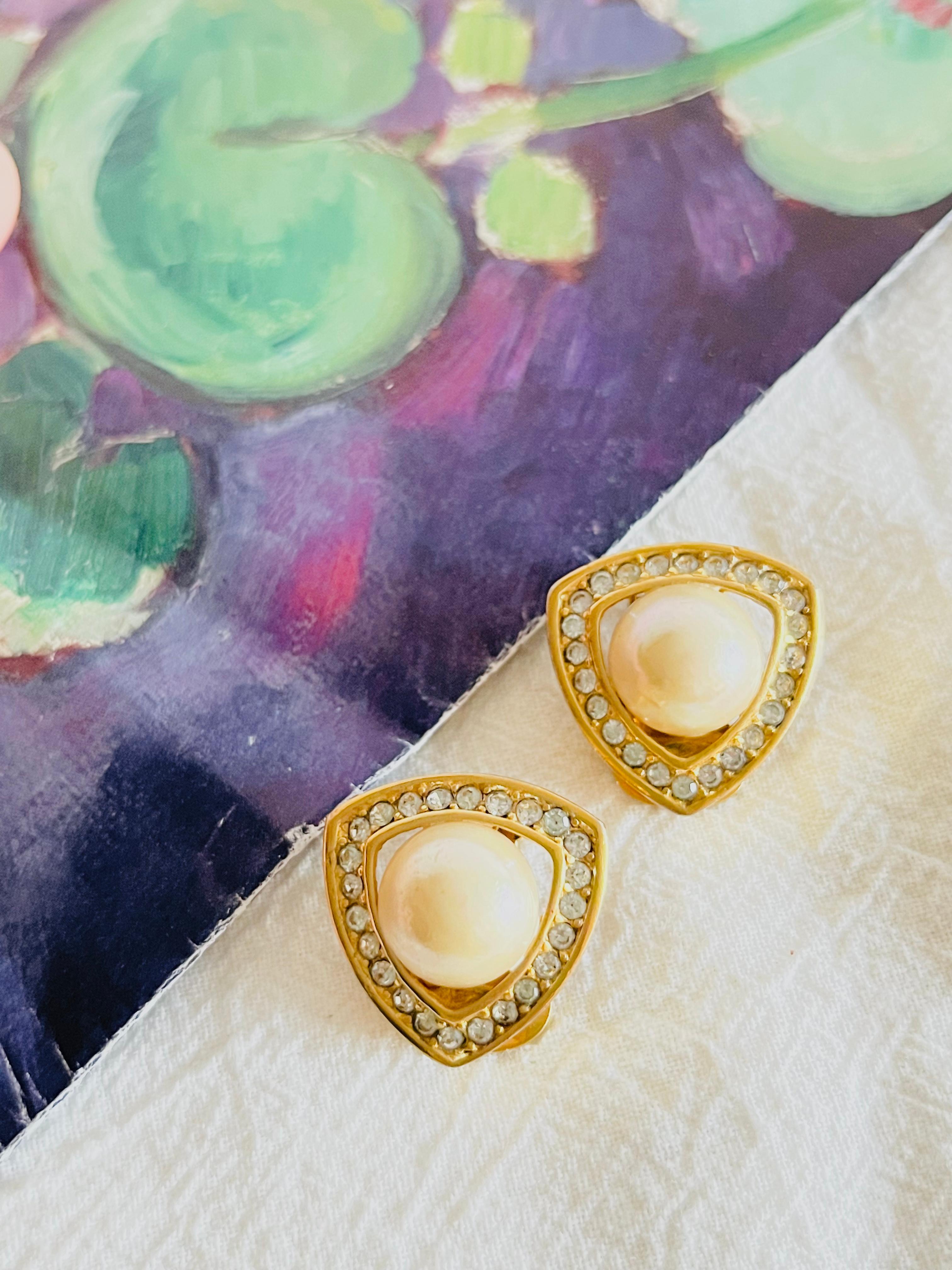 Christian Dior Vintage 1980s Triangle Openwork White Pearl Crystals Earrings In Good Condition For Sale In Wokingham, England
