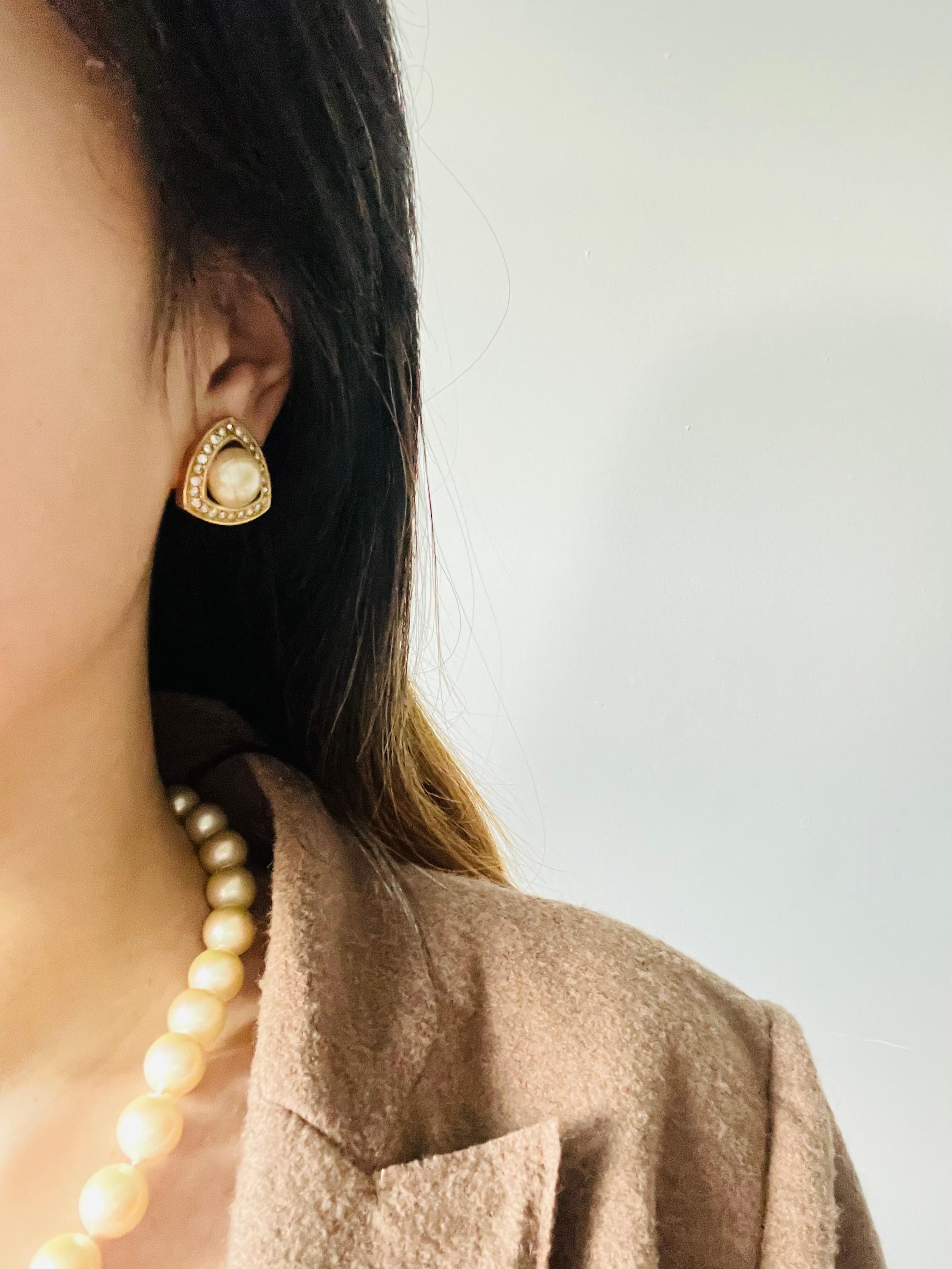 Christian Dior Vintage 1980s Triangle Openwork White Pearl Crystals Earrings For Sale 1