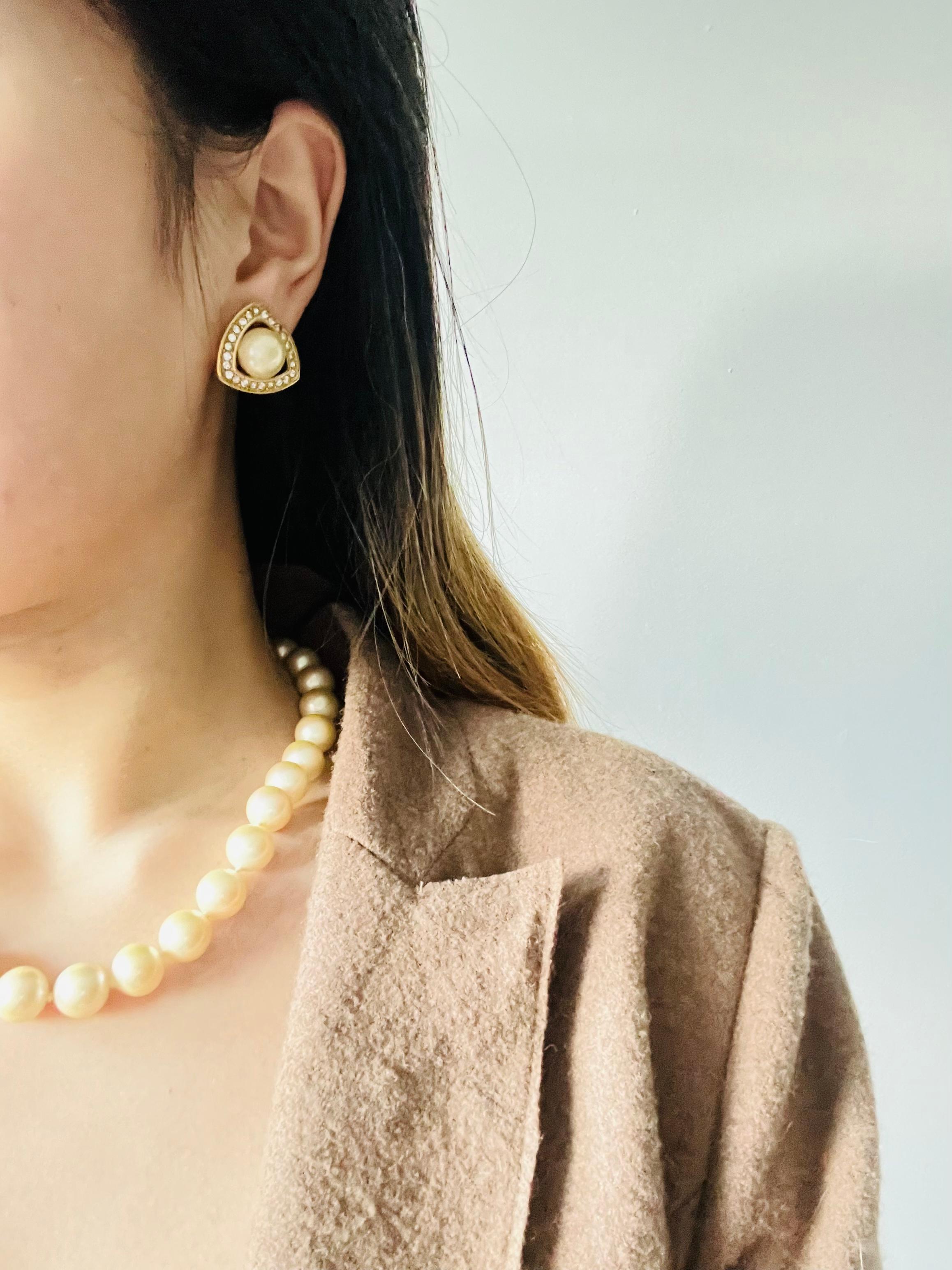 Christian Dior Vintage 1980s Triangle Openwork White Pearl Crystals Earrings For Sale 2