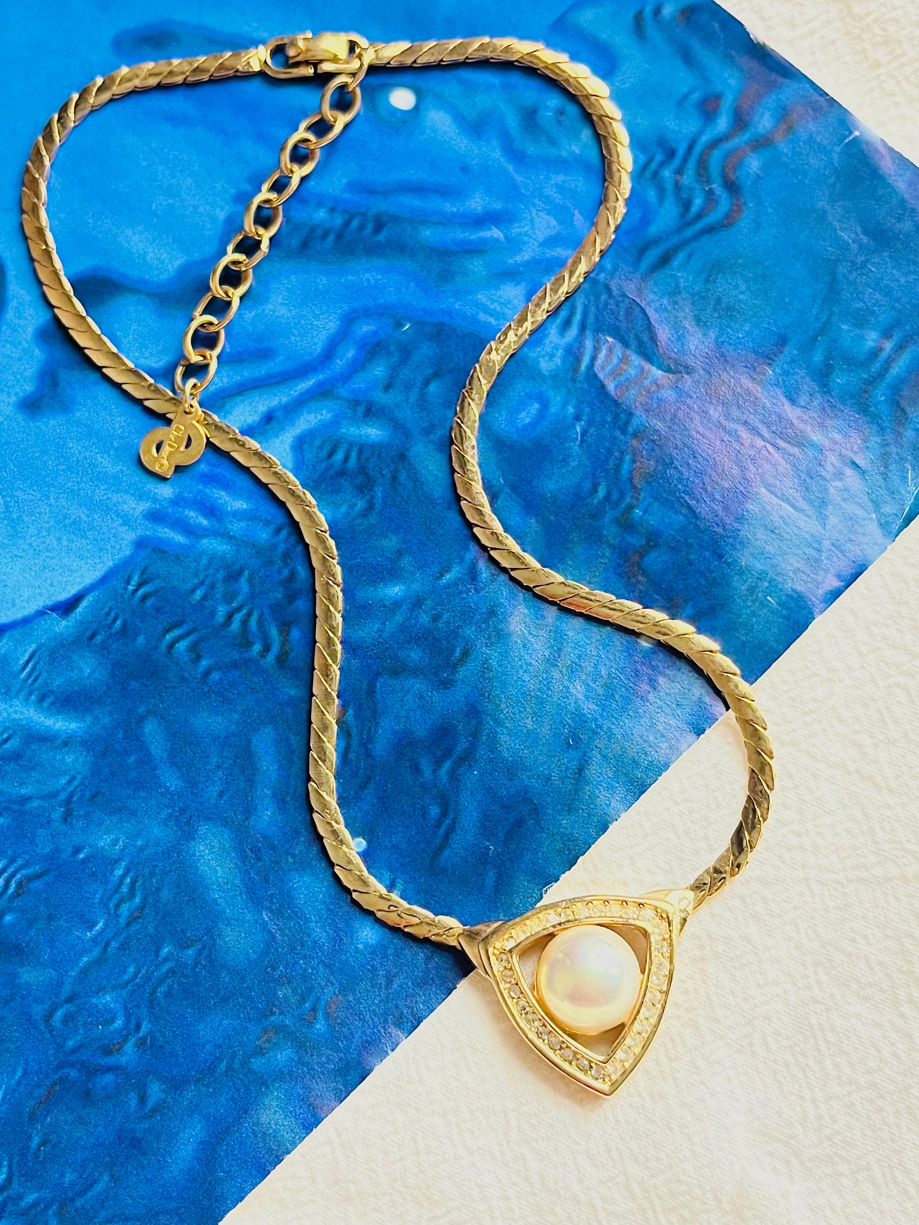 Art déco Christian Dior, collier vintage des années 1980, triangle ajouré, perles blanches et cristaux en vente