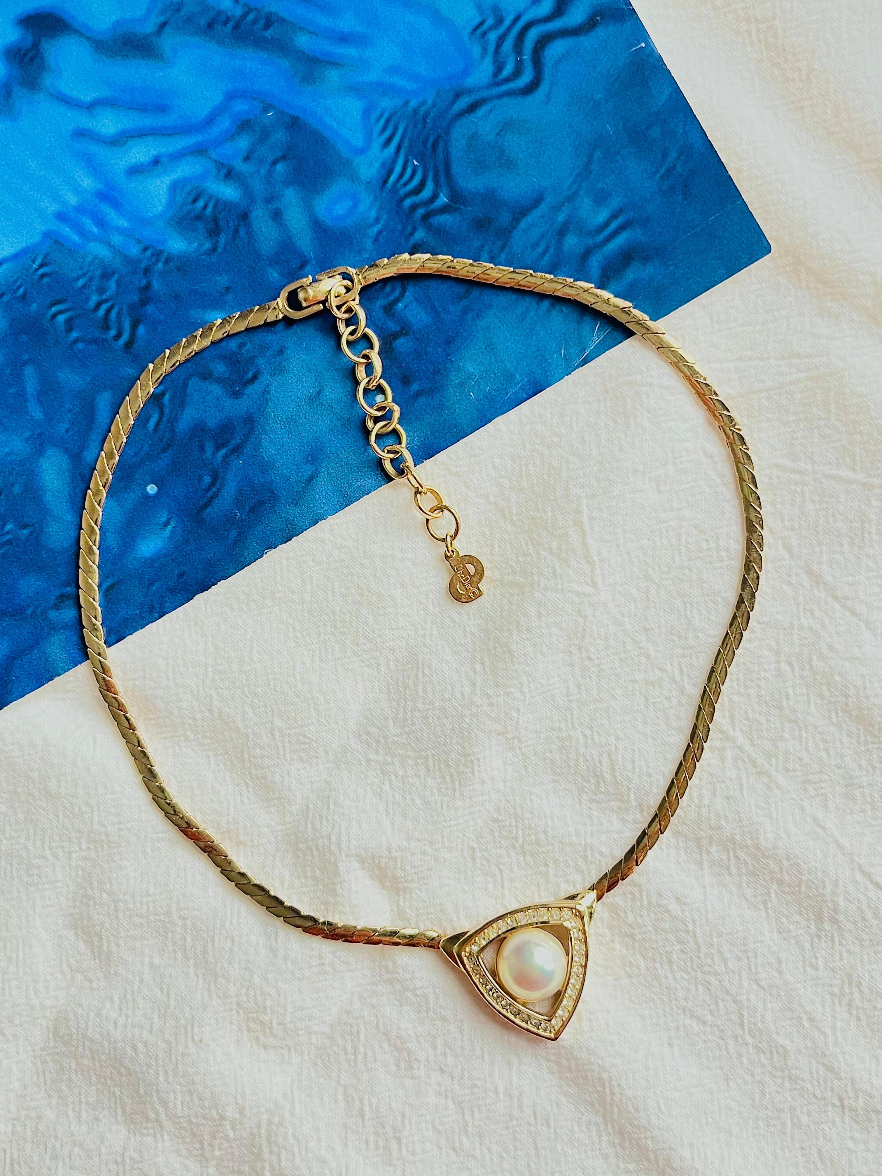 Christian Dior, collier vintage des années 1980, triangle ajouré, perles blanches et cristaux Unisexe en vente