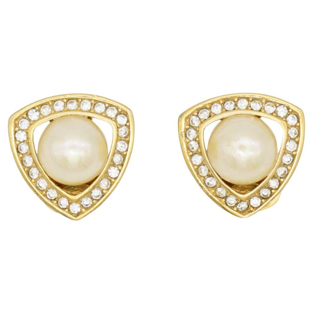 Christian Dior Vintage 1980er Jahre Dreieck-Ohrringe mit durchbrochenen weißen Perlen und Kristallen im Angebot