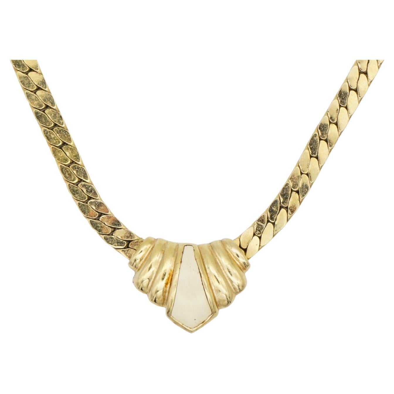Christian Dior Vintage 1980s Unisex Triangle Swirl Cream Enamel Pendant Elegant Modernist Necklace, Gold Tone

Very good condition. Some very light scratches, some light colour loss at back and clasp, barely noticeable.

It is around 40 years old.