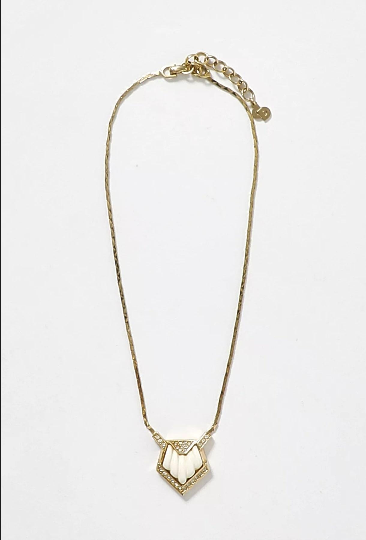 Christian Dior Vintage 1980er Jahre Halskette mit dreieckigem weißem, cremefarbenem Kristall-Gold-Anhänger im Angebot 8