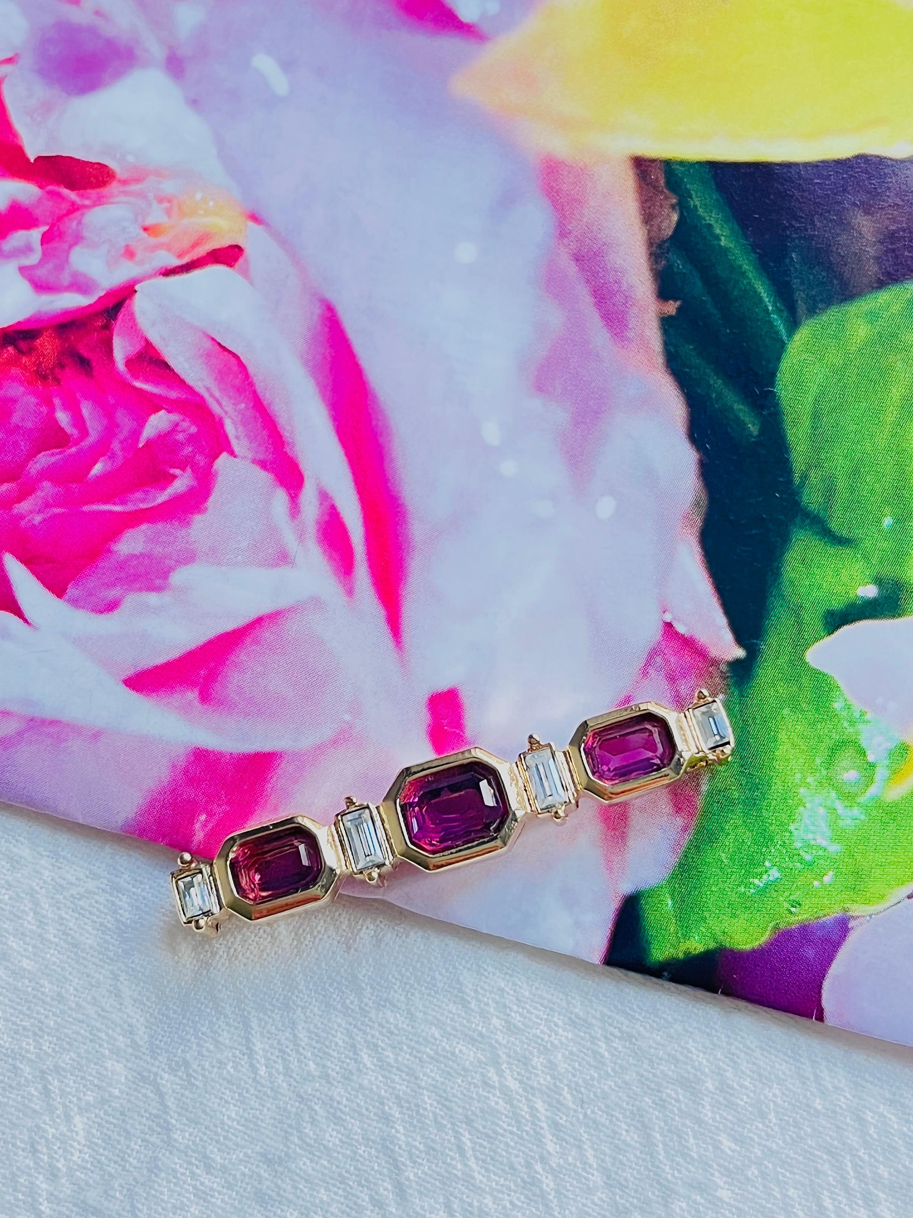 Christian Dior Vintage 1980s Trio Amethyst Octagon Rectangle Crystals Long Bar Brooch, Gold Tone

Very good condition. 100% Genuine. Rare to find.

Material: Gold plated metal, Rhinestones.

Size: 4.2 cm x 0.8 cm.

Weight: 5.0 g.

_ _ _

Great for