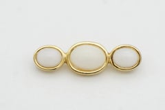Christian Dior Vintage anni '80 Trio di perle ovali bianche e lattiginose Spilla d'oro a barra lunga