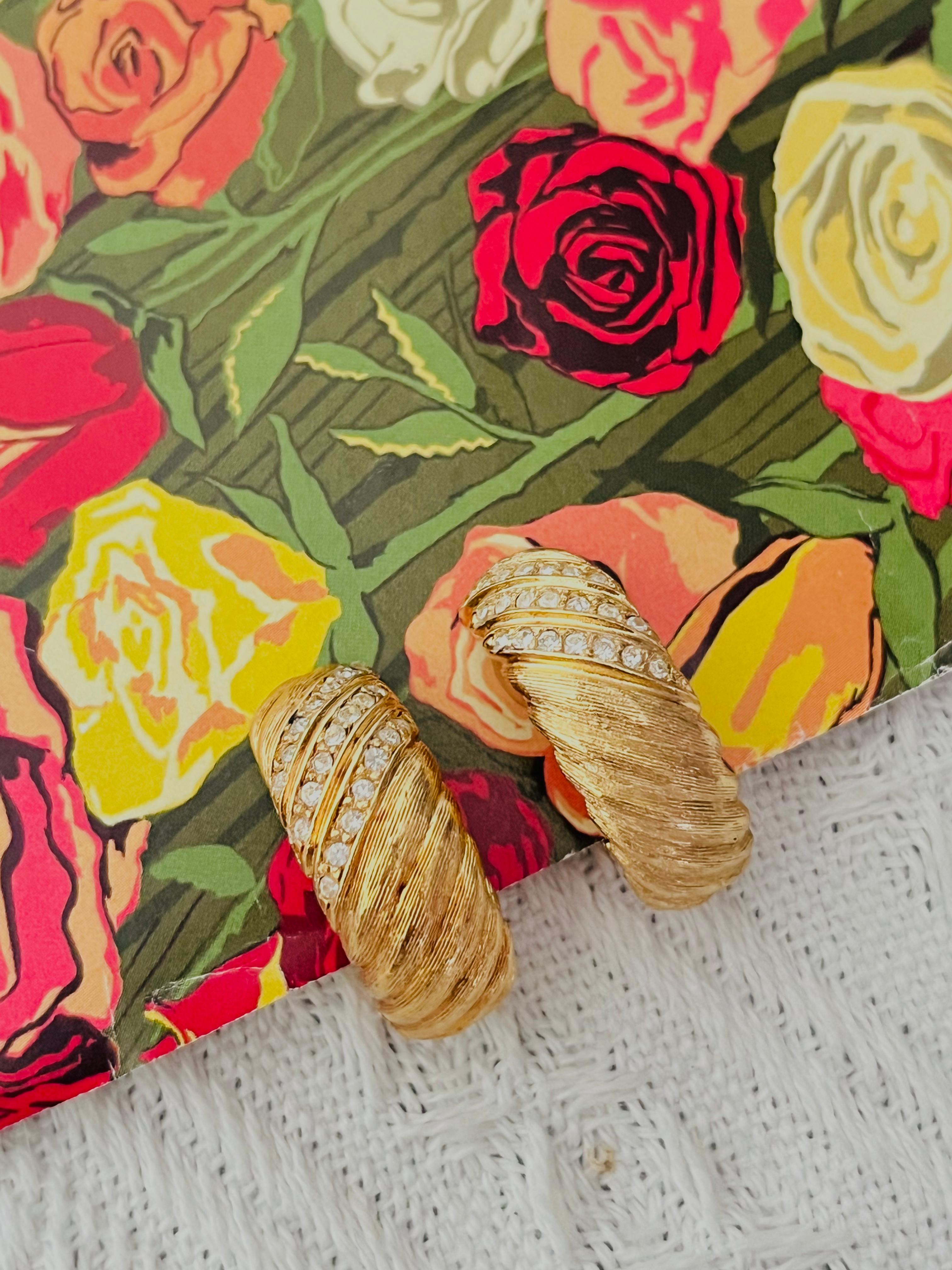 Christian Dior Vintage 1980s Unisex Textured Trio Row Crystals Satin Demi Semi Dome Modernist Elegant Clip Earrings, Gold Tone

Very excellent condition. 100% genuine. Rare to find.

A very beautiful pair of clip on earrings by Chr. DIOR, signed at