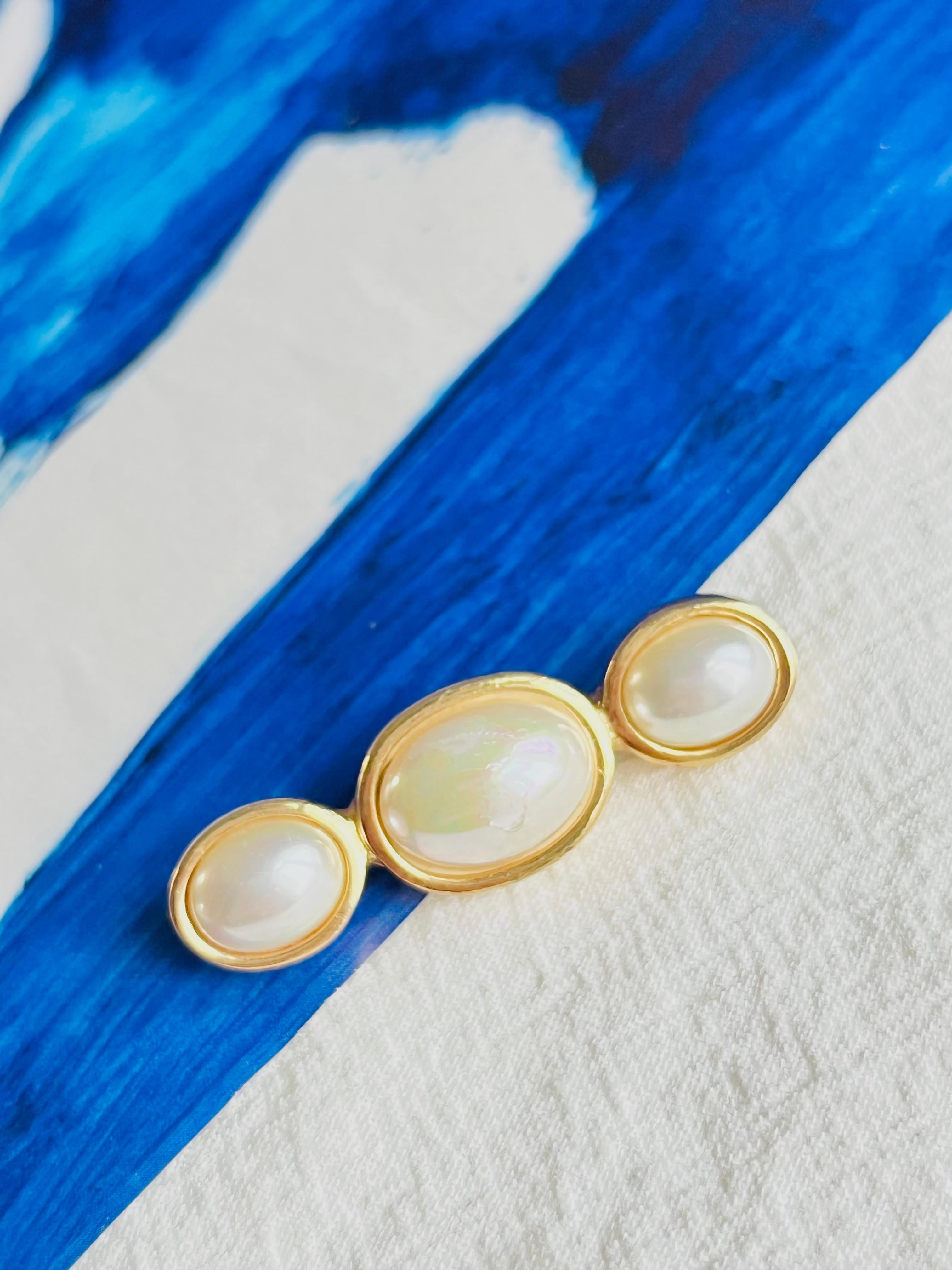 Christian Dior Vintage 1980 Trio de perles ovales blanches Long Bar Elegant Broche, Plaqué or

Bon état, quelques légères rayures, la perle du milieu est décollée. A peine perceptible. 100% authentique.

Une pièce unique. Cette broche stylisée