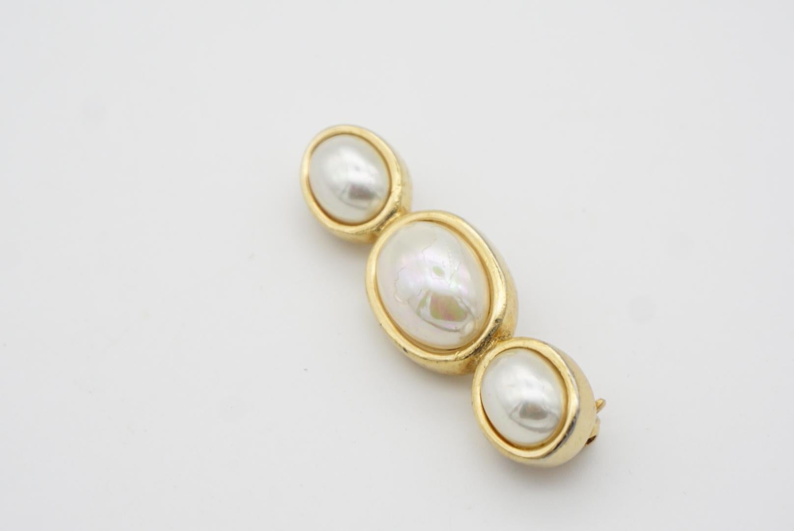 Christian Dior Vintage 1980s Trio White Oval Pearl Long Bar Elegant Gold Brooch  For Sale 4