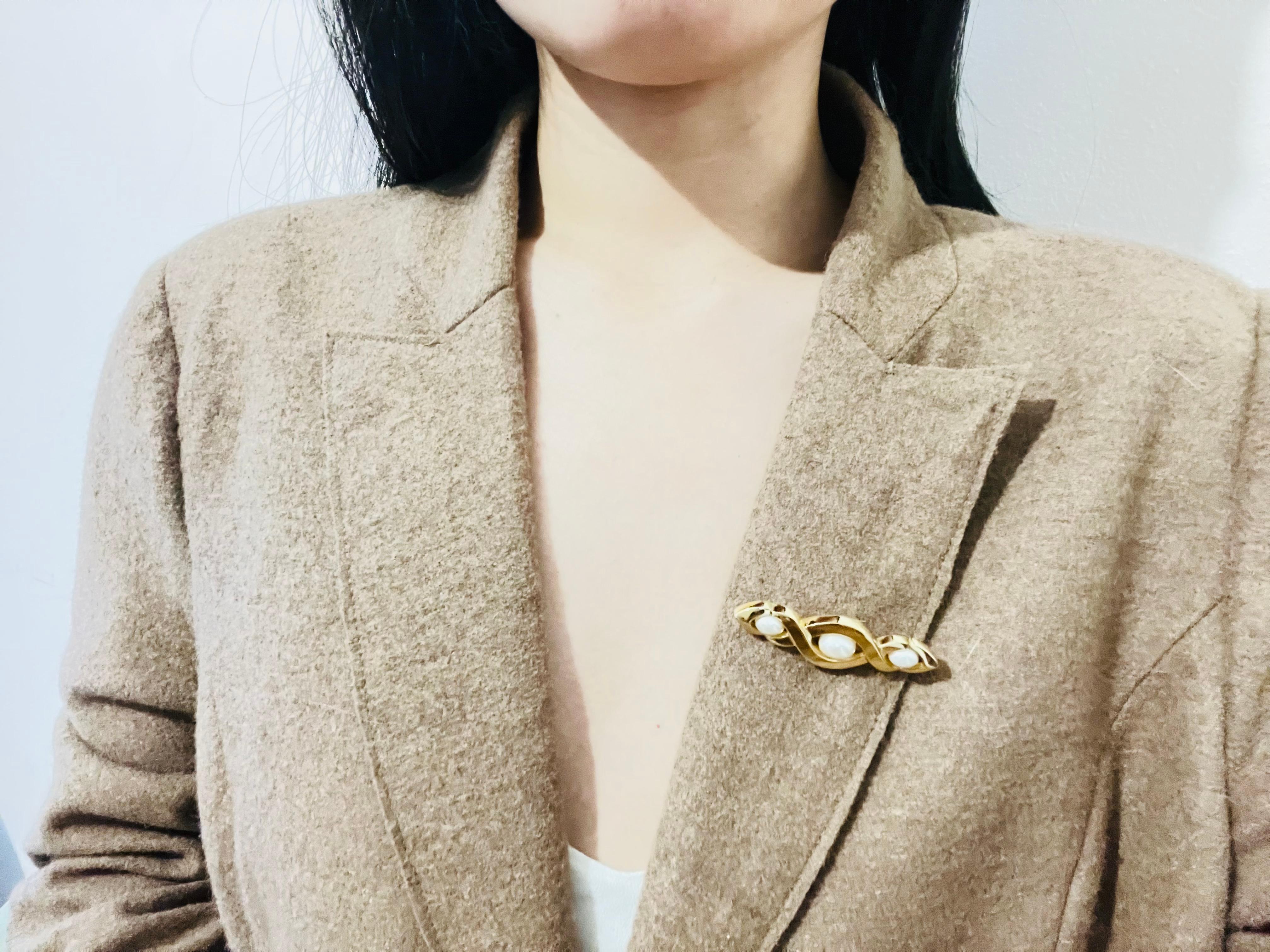 Women's or Men's Christian Dior Vintage 1980s Trio White Pearls Croissant Twist Bar Gold Brooch