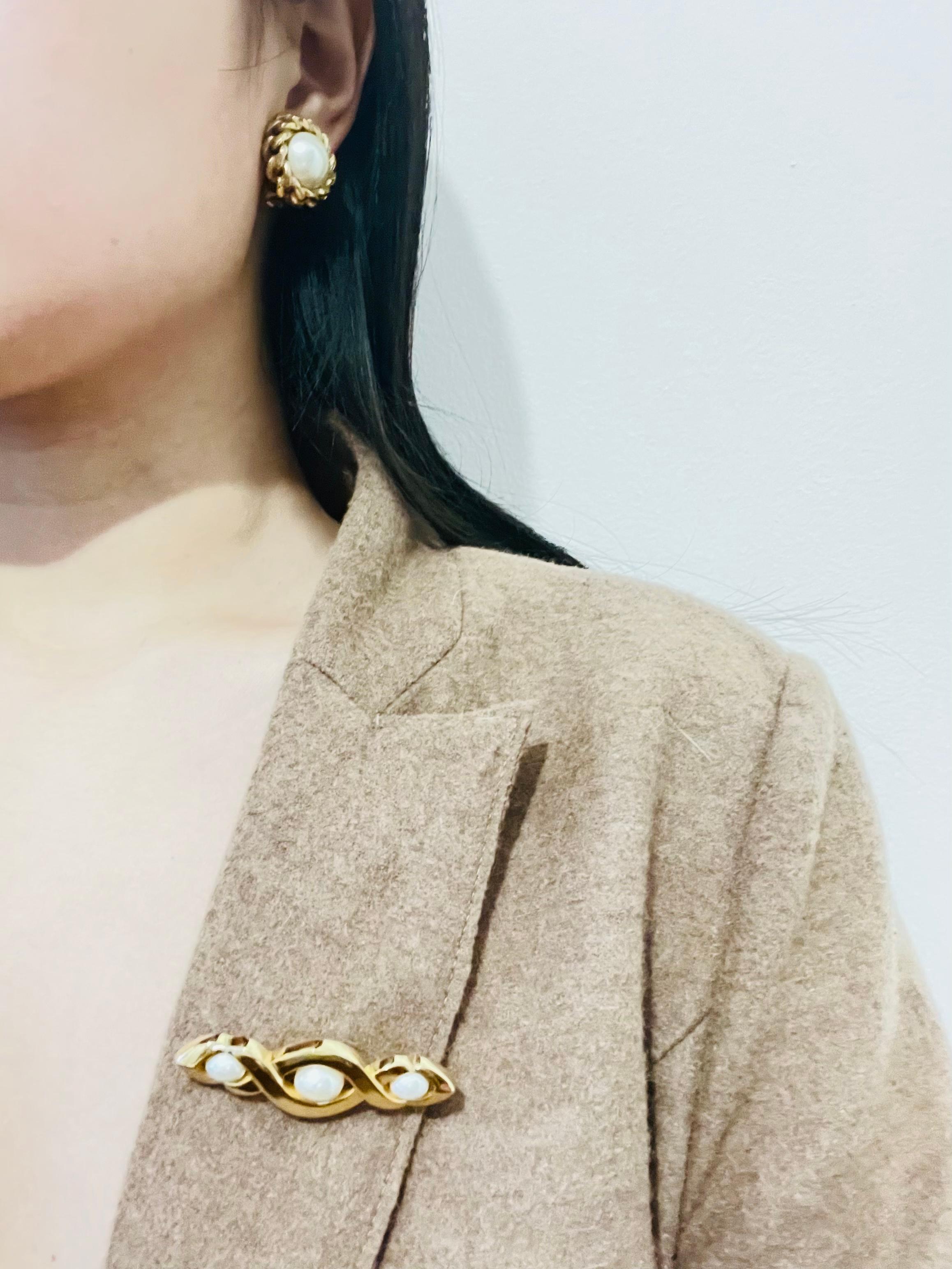 Christian Dior Vintage 1980s Trio White Pearls Croissant Twist Bar Gold Brooch 1
