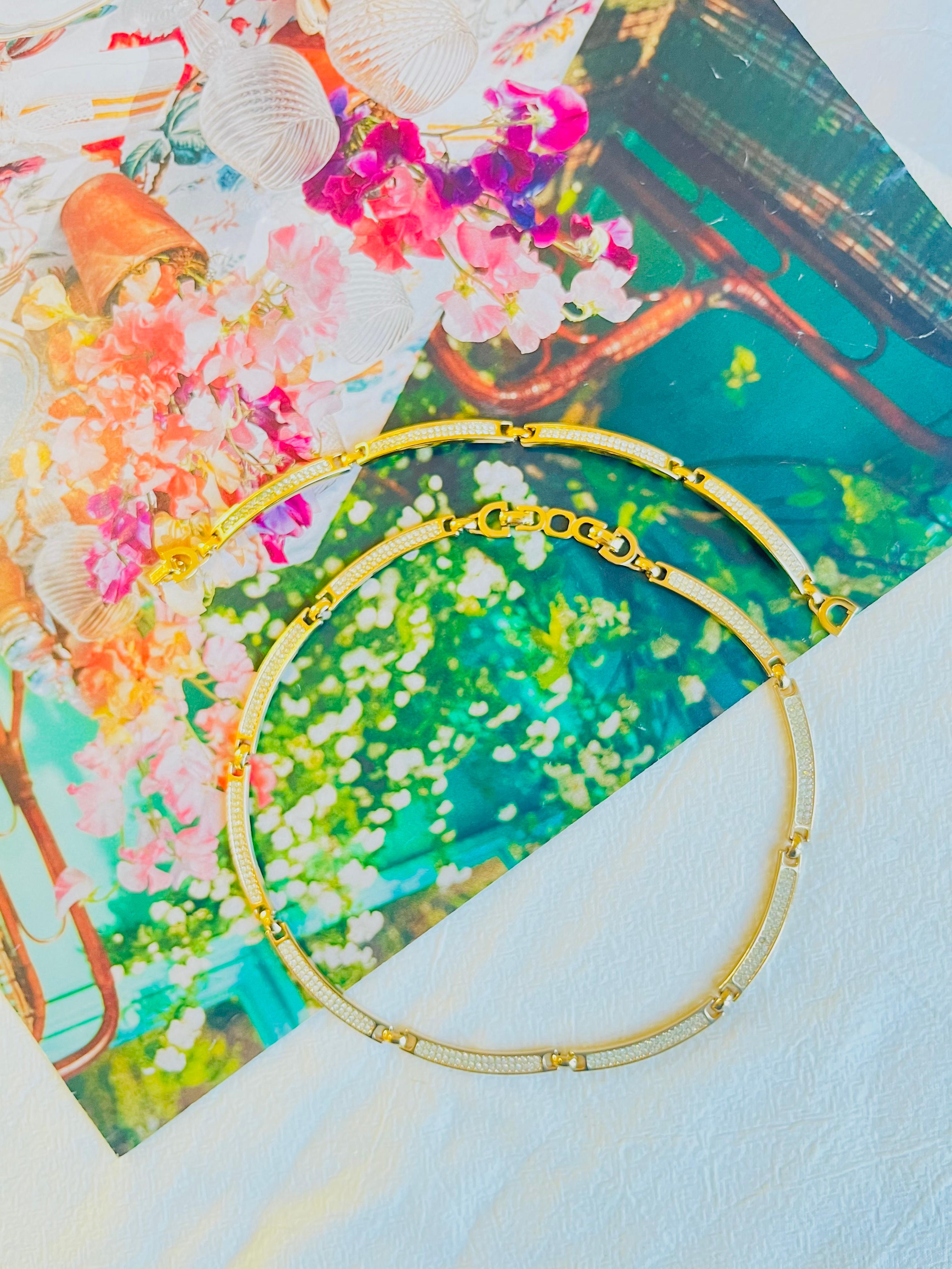 Christian Dior Vintage 1980s Unisex ganze Kristalle Interlink Choker Kragen Halskette Armband Schmuck Set, Gold Tone

Sehr guter Zustand. Vielleicht ein paar leichte Kratzer, kein Farbverlust. Keine Strass-Steine verloren. 100% echt. 

Signiert