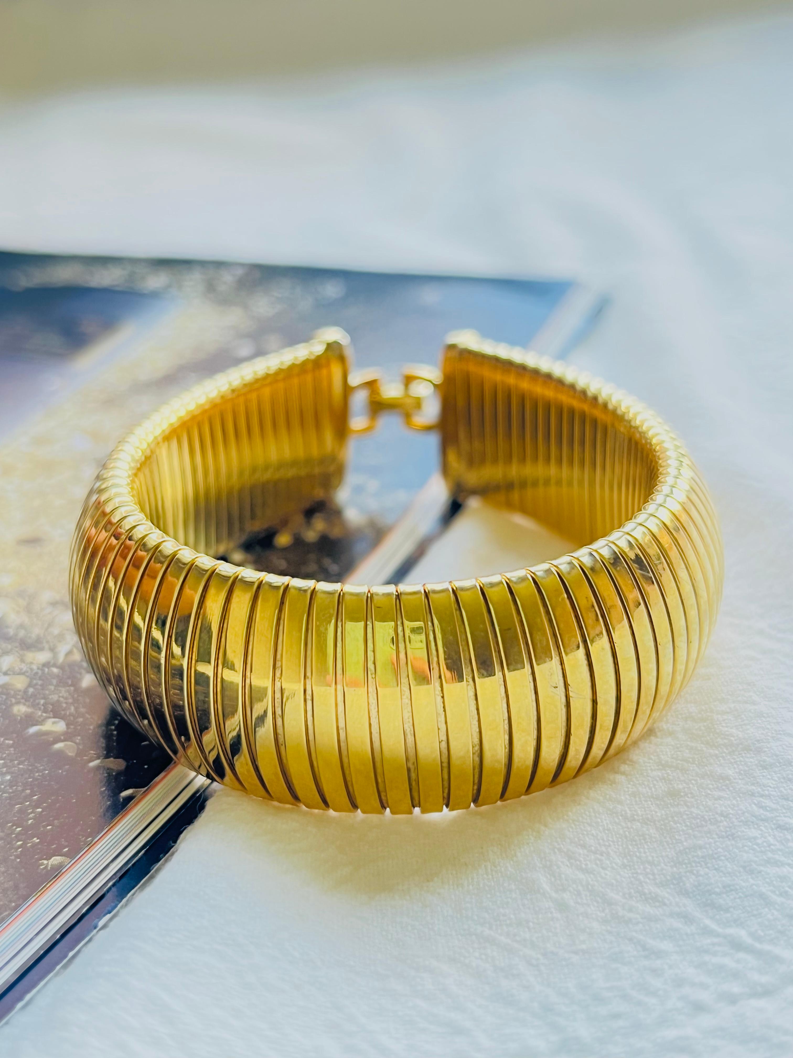 Christian Dior Vintage 1980s Unisex Extra Wide Ribbed Omega Snake Cuff Bracelet, Gold Tone

Very good condition. Light scratches or colour loss, barely noticeable. 100% Genuine.

Crafted from polished gold plated with a circular design, this