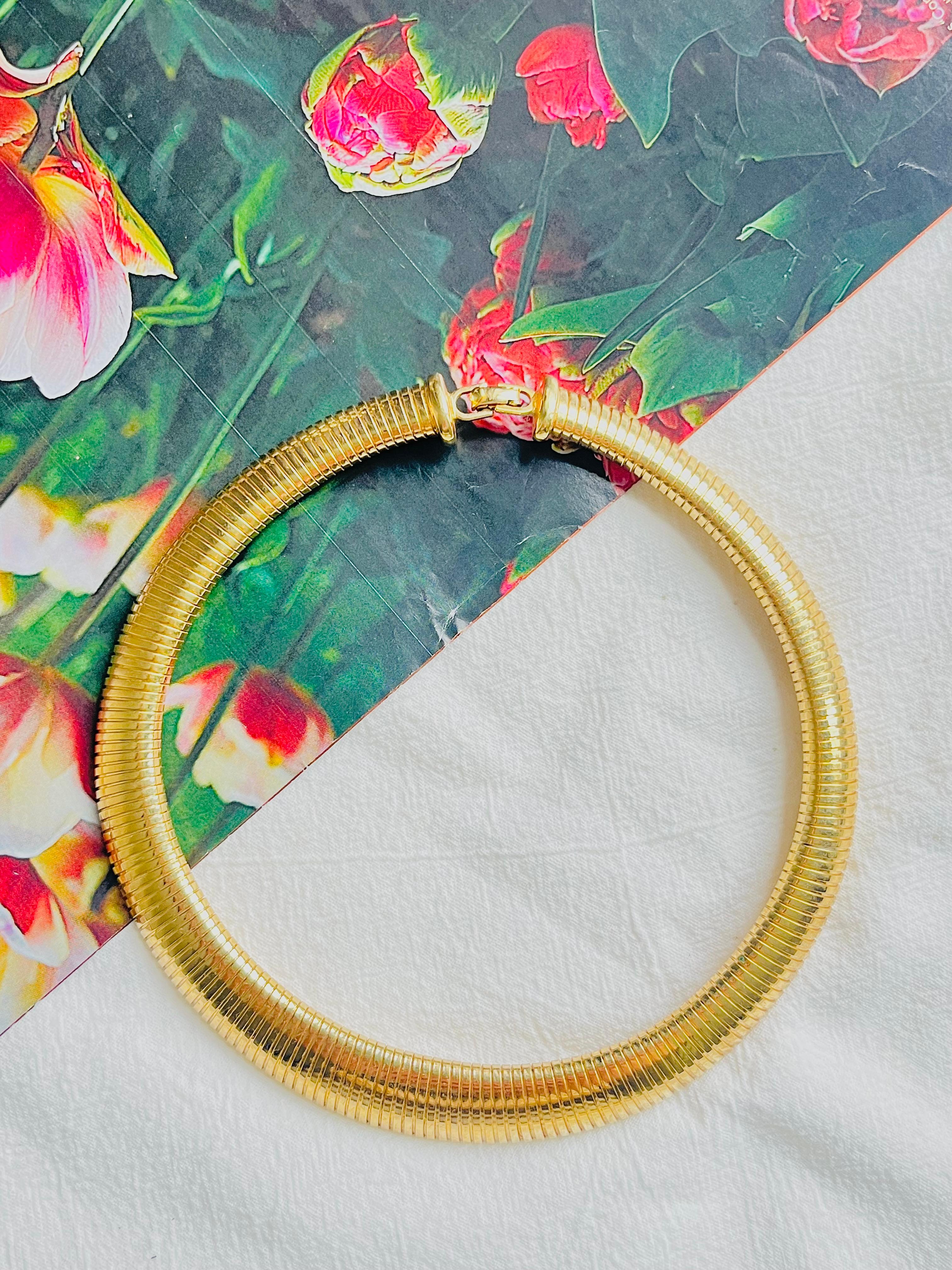 Christian Dior Vintage 1980s Unisex Ribbed Omega Snake Choker Collar Necklace, Gold Plated

Very excellent condition. Not any colour loss. 100% Genuine.

Crafted from polished gold plated with a circular design, this choker necklace from Christian