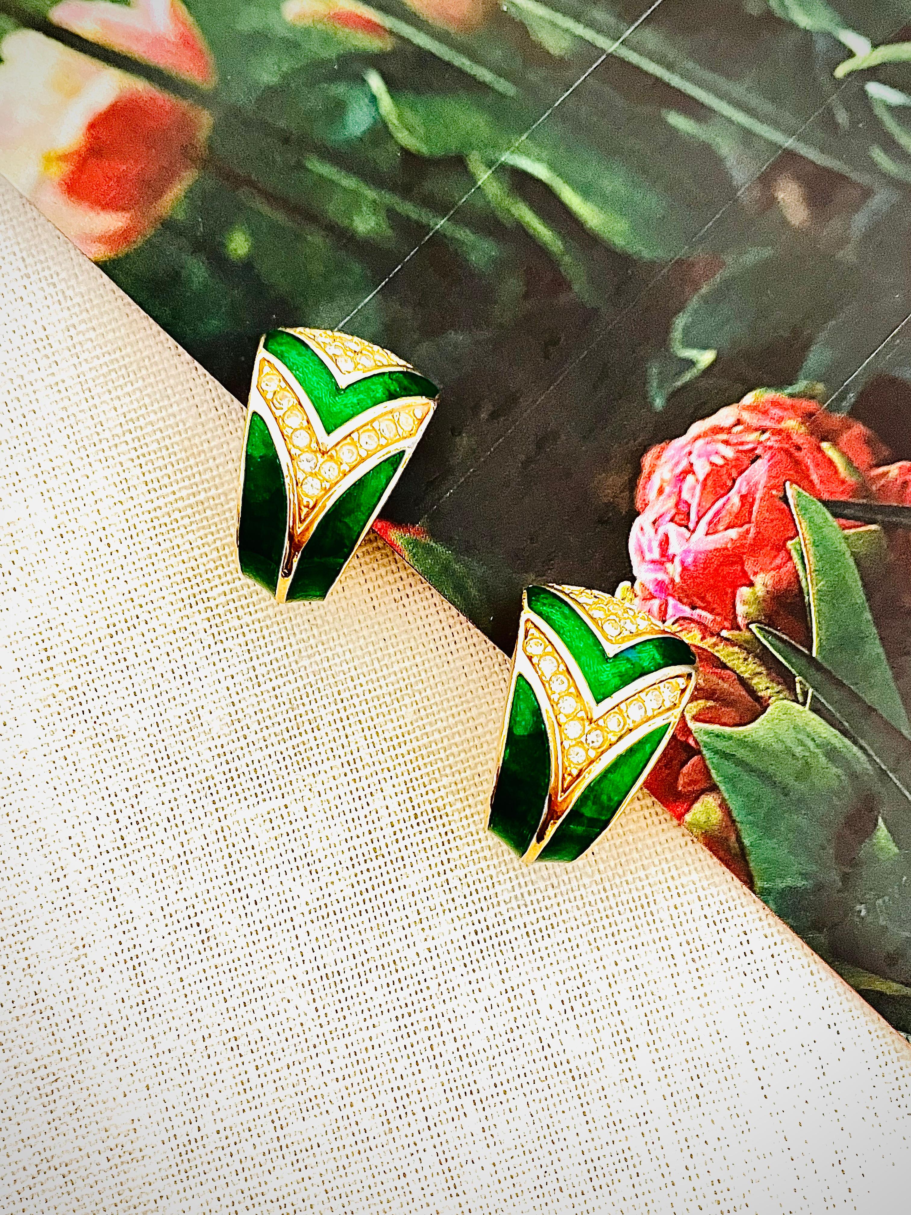 Christian Dior 1980s Green Enamel Crystal Rectangle Triangle Dome Hoop Chunky Clip Earrings, Gold Tone

Very excellent condition. Vintage and rare to find. 100% Genuine.

A very beautiful pair of clip on earrings by Chr. DIOR, signed at the