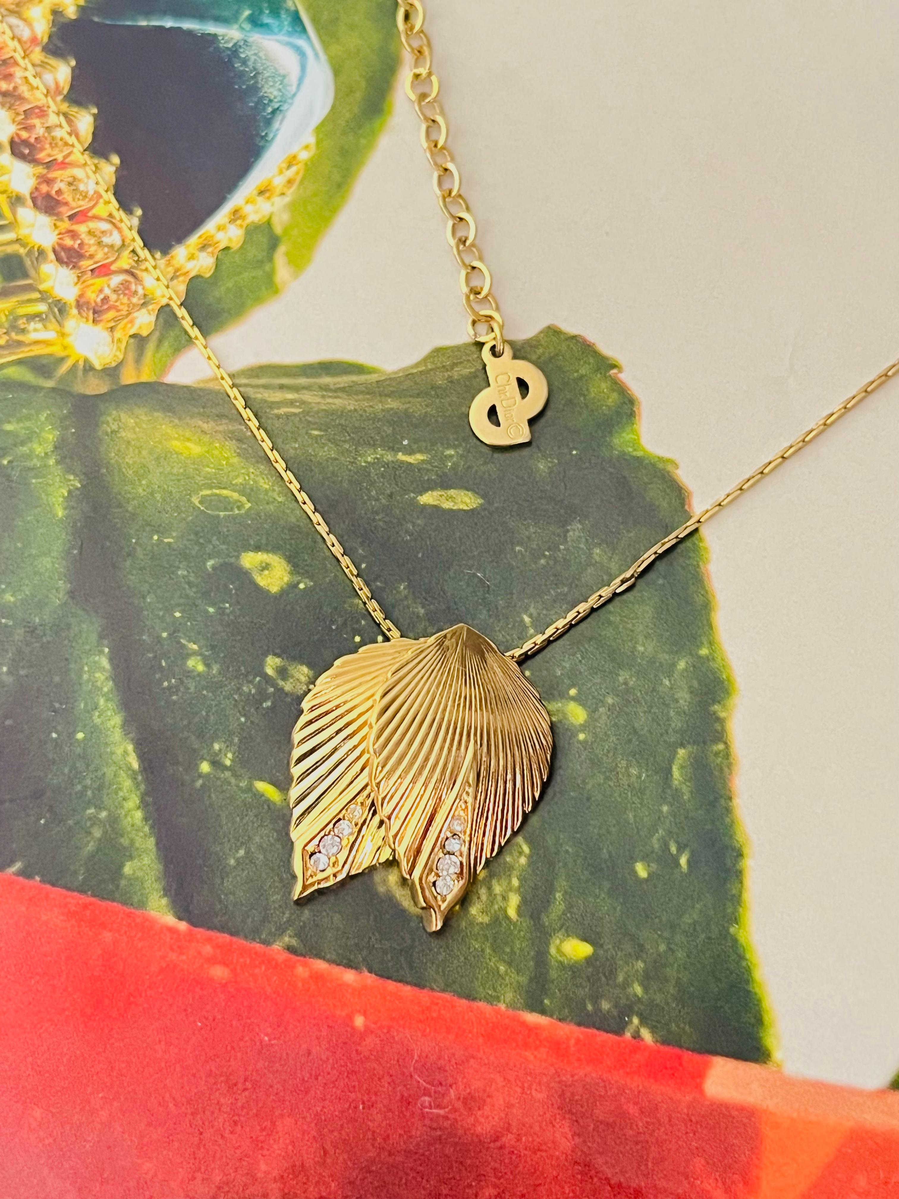 Christian Dior Vintage 1980s Unisex Vivid Textured Double Curled Leaf Crystals Pendant Elegant Necklace, Gold Tone

Very excellent condition. 100% Genuine. 

Rare to find. Very beautiful. Marked 'Chr.Dior (C) '.

Material: Gold plated metal,