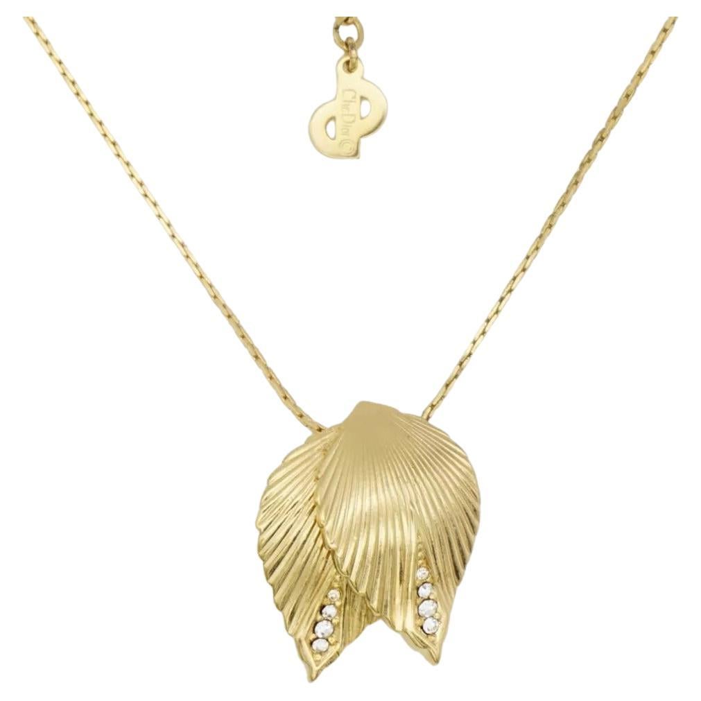Christian Dior Vintage 1980s Unisex Vivid Textured Double Curled Leaf Crystals Pendant Elegant Necklace, Gold Tone

Very excellent condition. 100% Genuine. 

Rare to find. Very beautiful. Marked 'Chr.Dior (C) '.

Material: Gold plated metal,