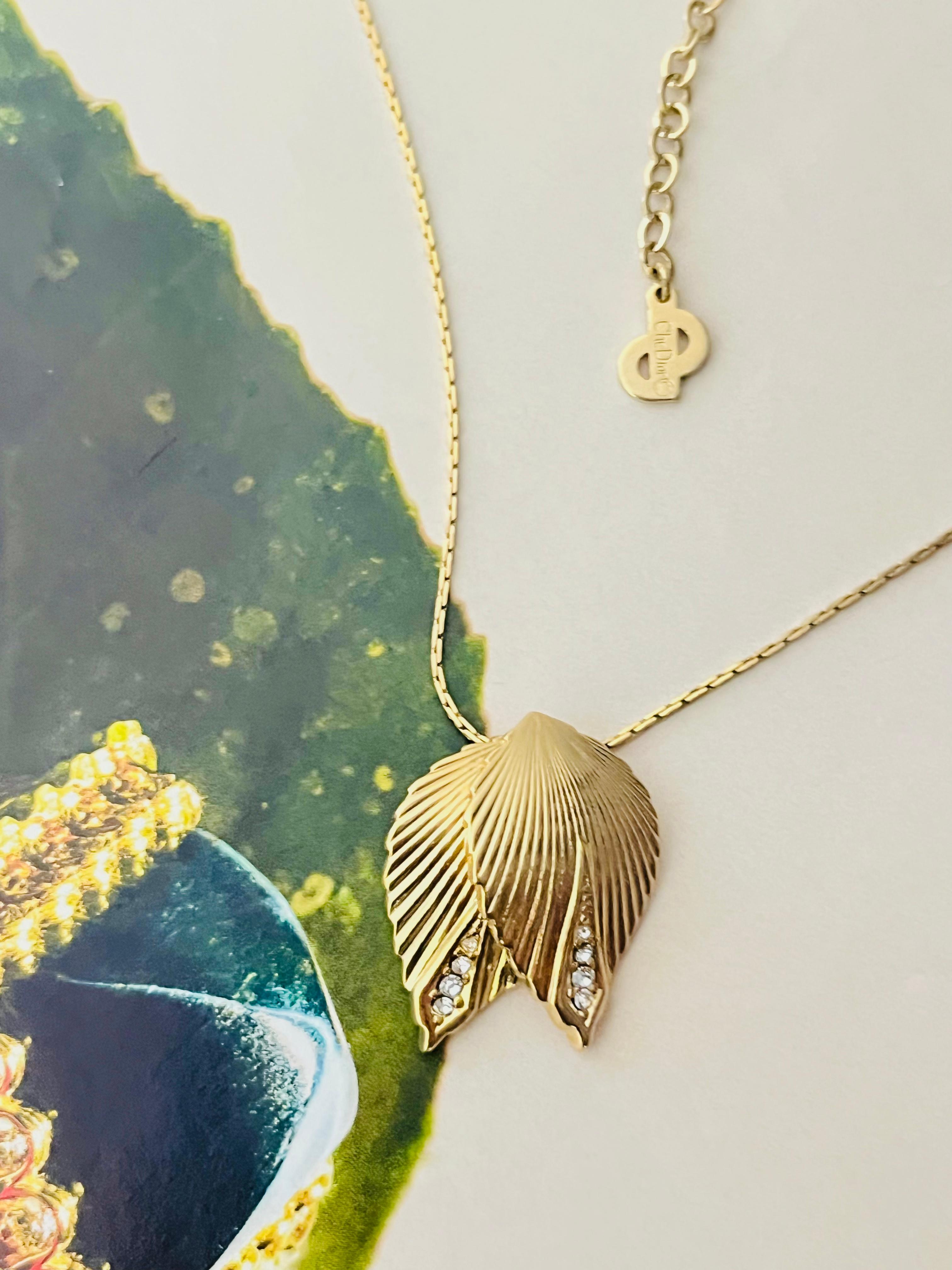 Christian Dior Vintage 1980s Vivid Double Curled Leaf Crystals Pendant Necklace In Excellent Condition For Sale In Wokingham, England