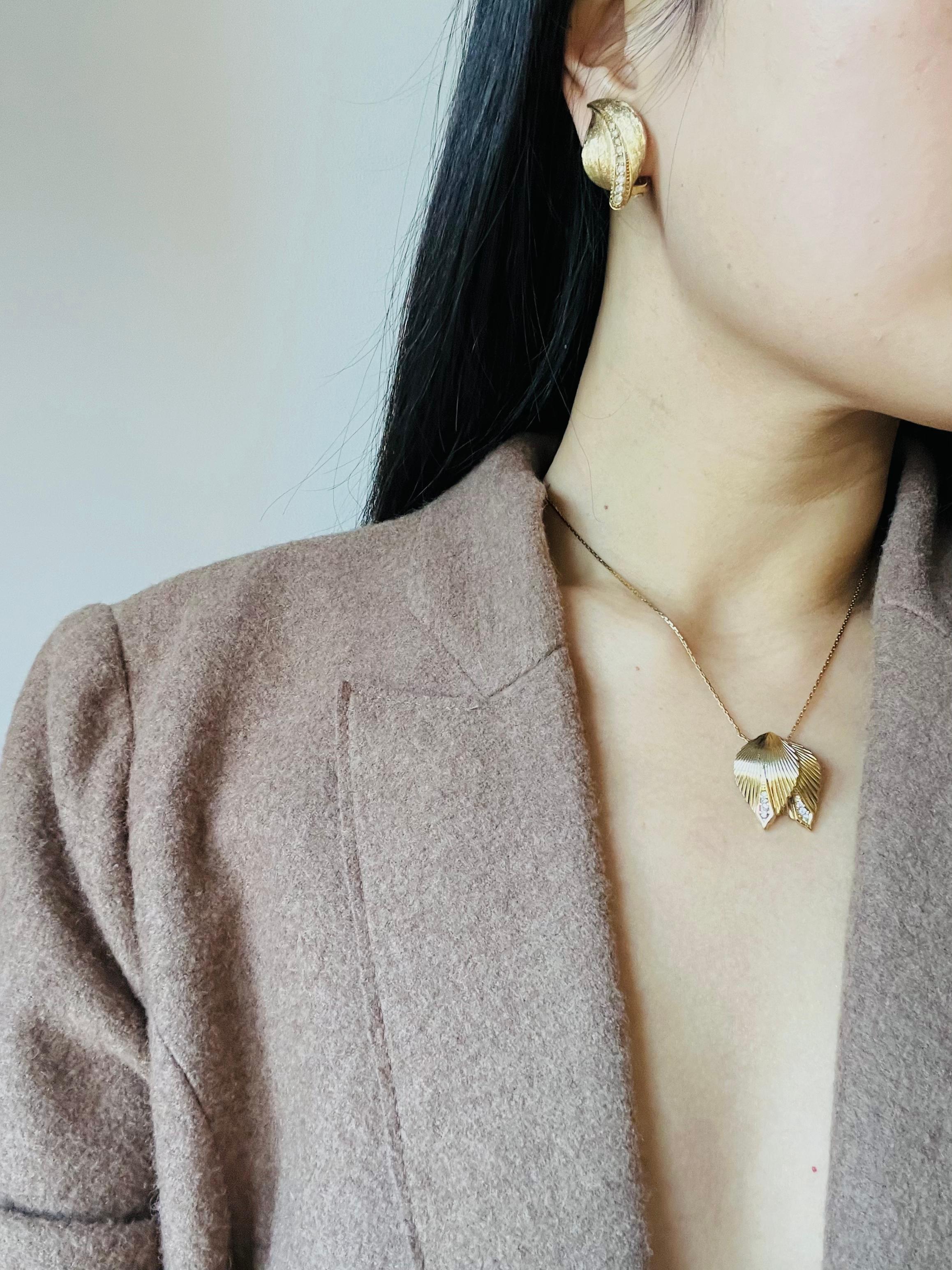 Christian Dior Vintage 1980s Vivid Double Curled Leaf Crystals Pendant Necklace For Sale 2