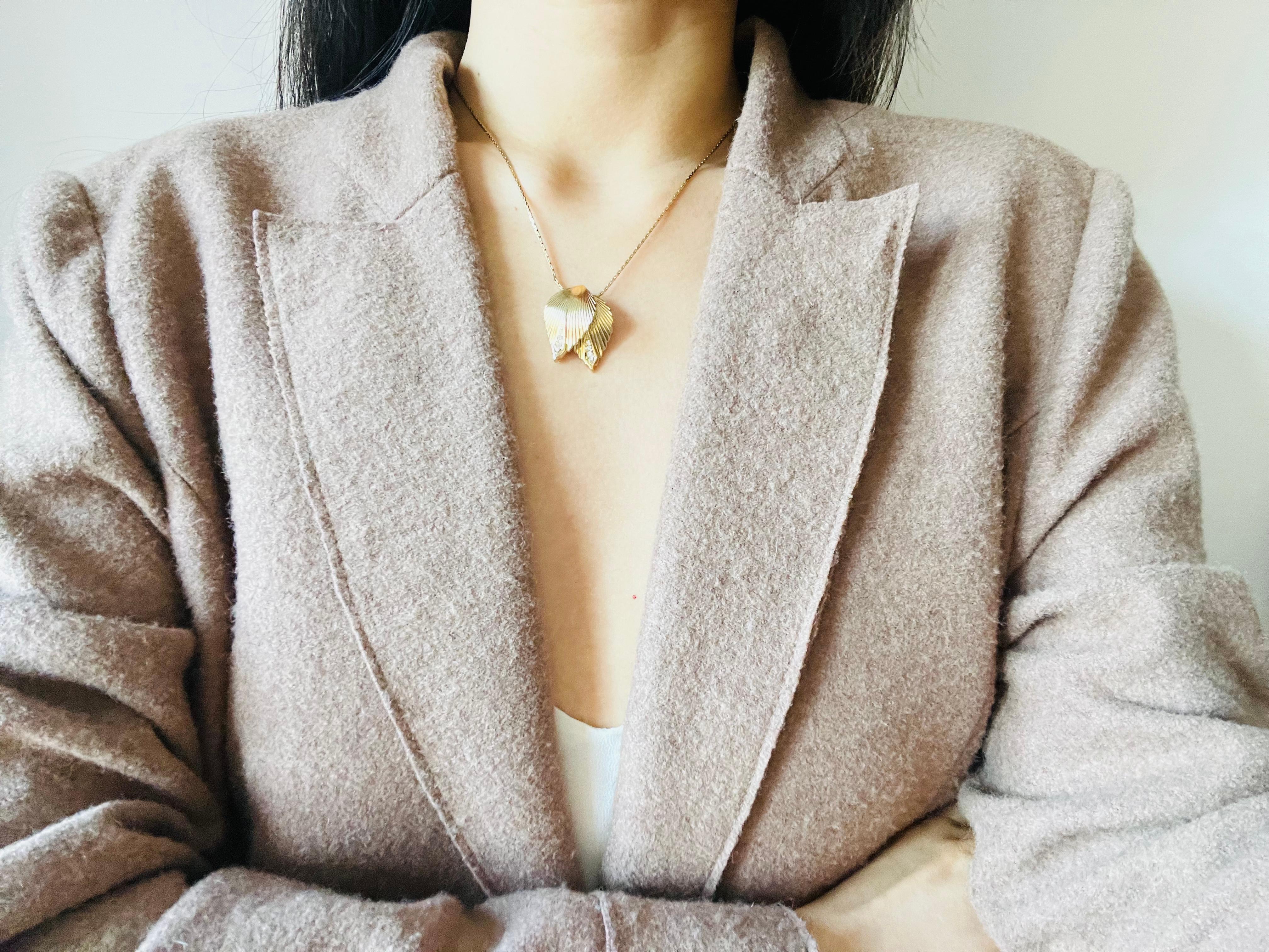 Christian Dior Vintage 1980s Vivid Double Curled Leaf Crystals Pendant Necklace For Sale 3