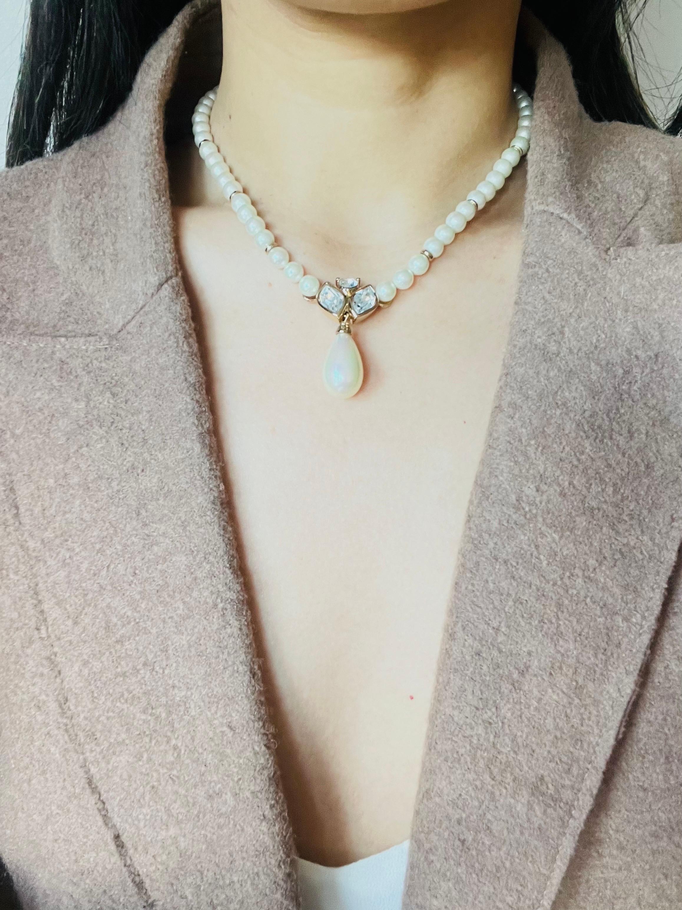Christian Dior Vintage anni '80 Collana di perle bianche con cristalli a goccia d'acqua in vendita 2