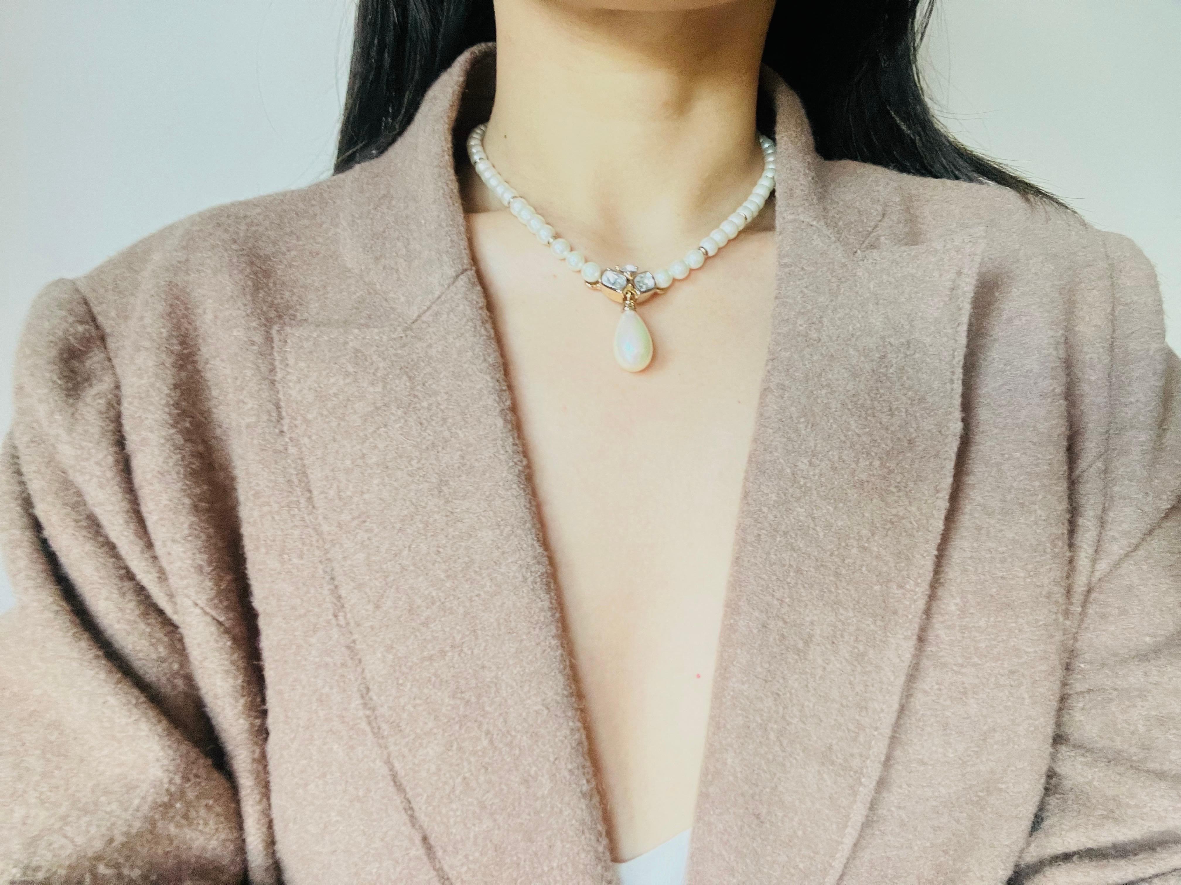 Christian Dior Vintage anni '80 Collana di perle bianche con cristalli a goccia d'acqua in vendita 3