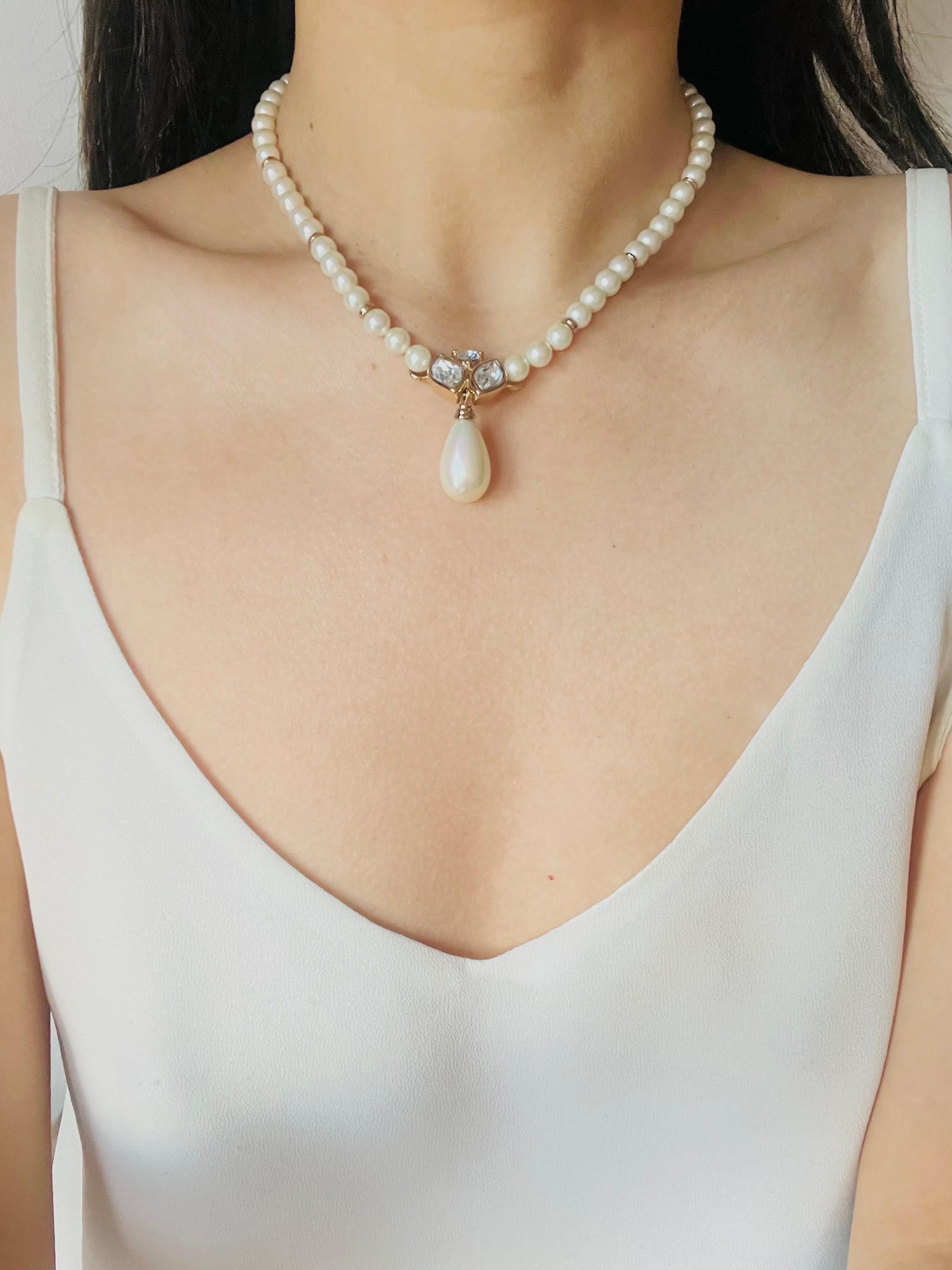 Christian Dior Vintage anni '80 Collana di perle bianche con cristalli a goccia d'acqua in vendita 4