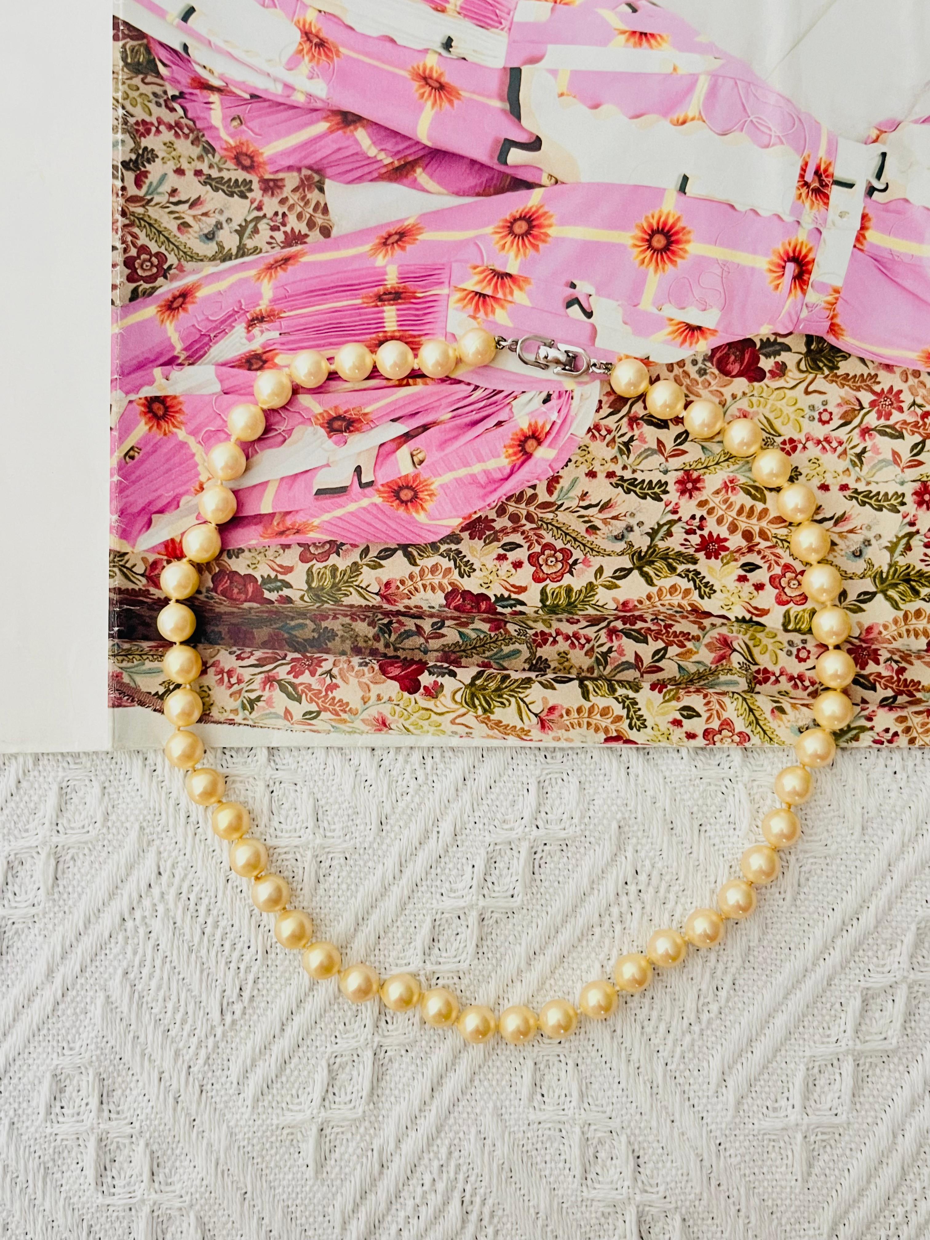 Christian Dior Vintage 1980s Unisex White Circle Round Beads Pearls Elegant Necklace, Silver Plated

Very good condition. 100% Genuine. Marked 'Chr.Dior (C) '. Rare to find.

Materials: Silver Plated metal, cultured pearls.

Length: 40*0.8 cm.