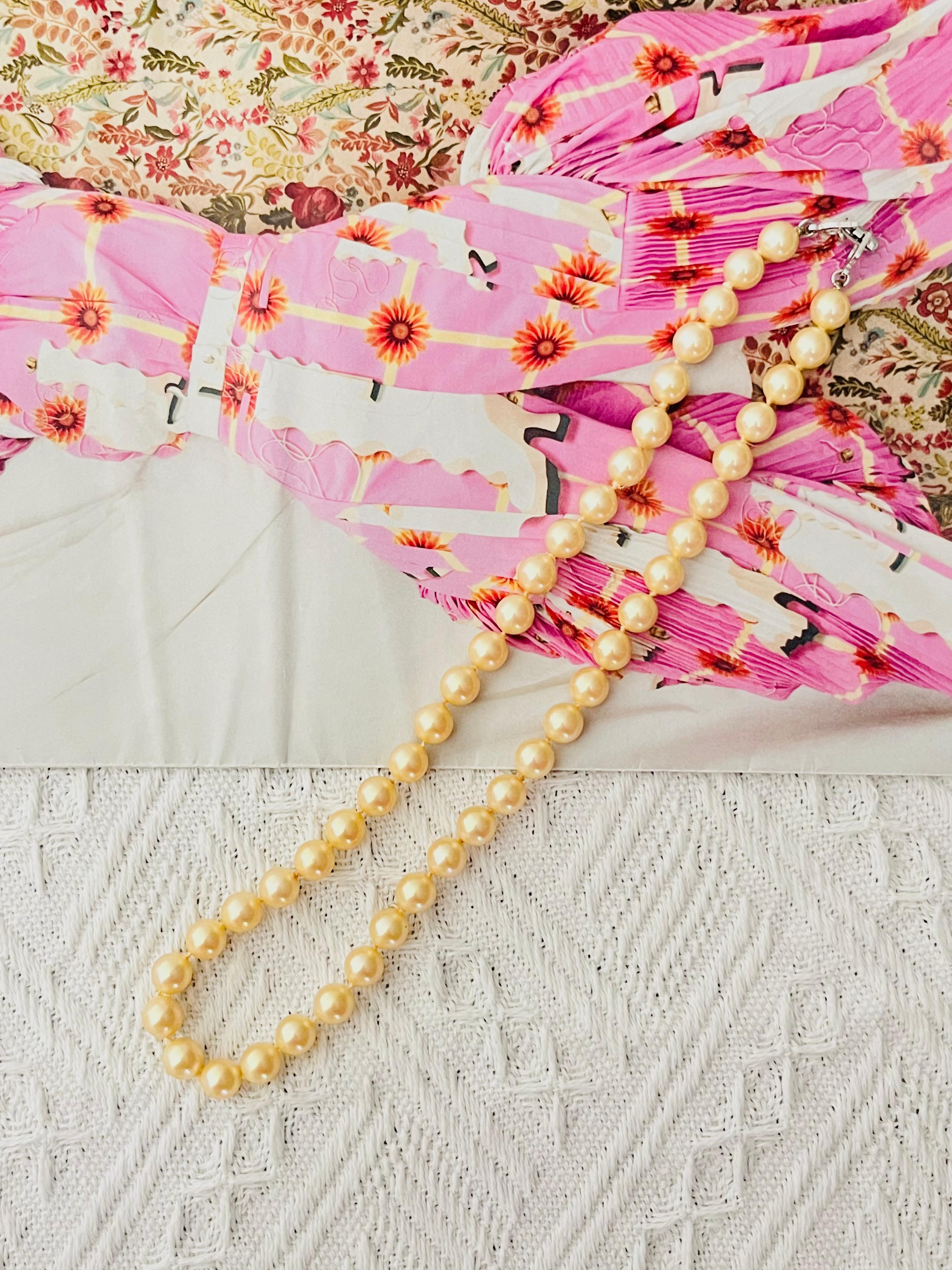 Christian Dior Vintage 1980s White Circle Round Beads Pearls Elegant Necklace In Excellent Condition For Sale In Wokingham, England