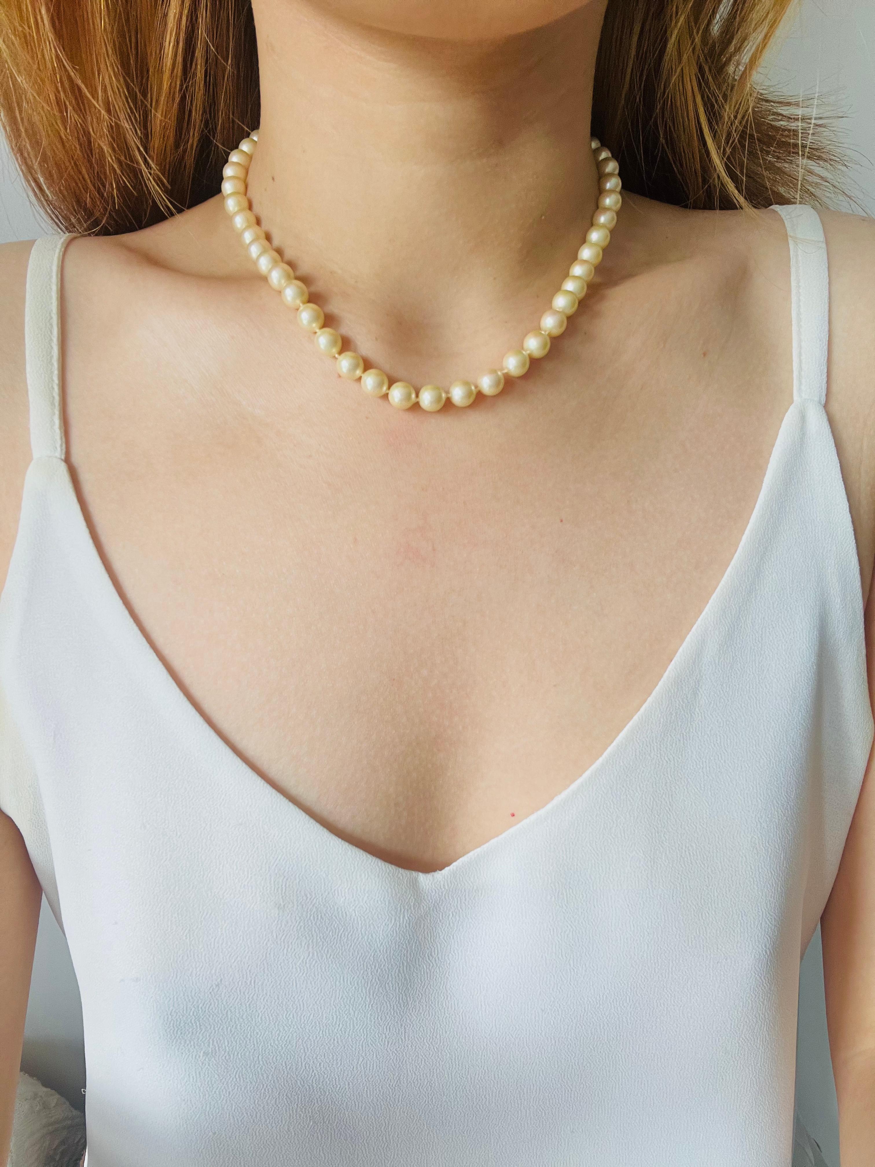 Women's or Men's Christian Dior Vintage 1980s White Circle Round Beads Pearls Elegant Necklace For Sale