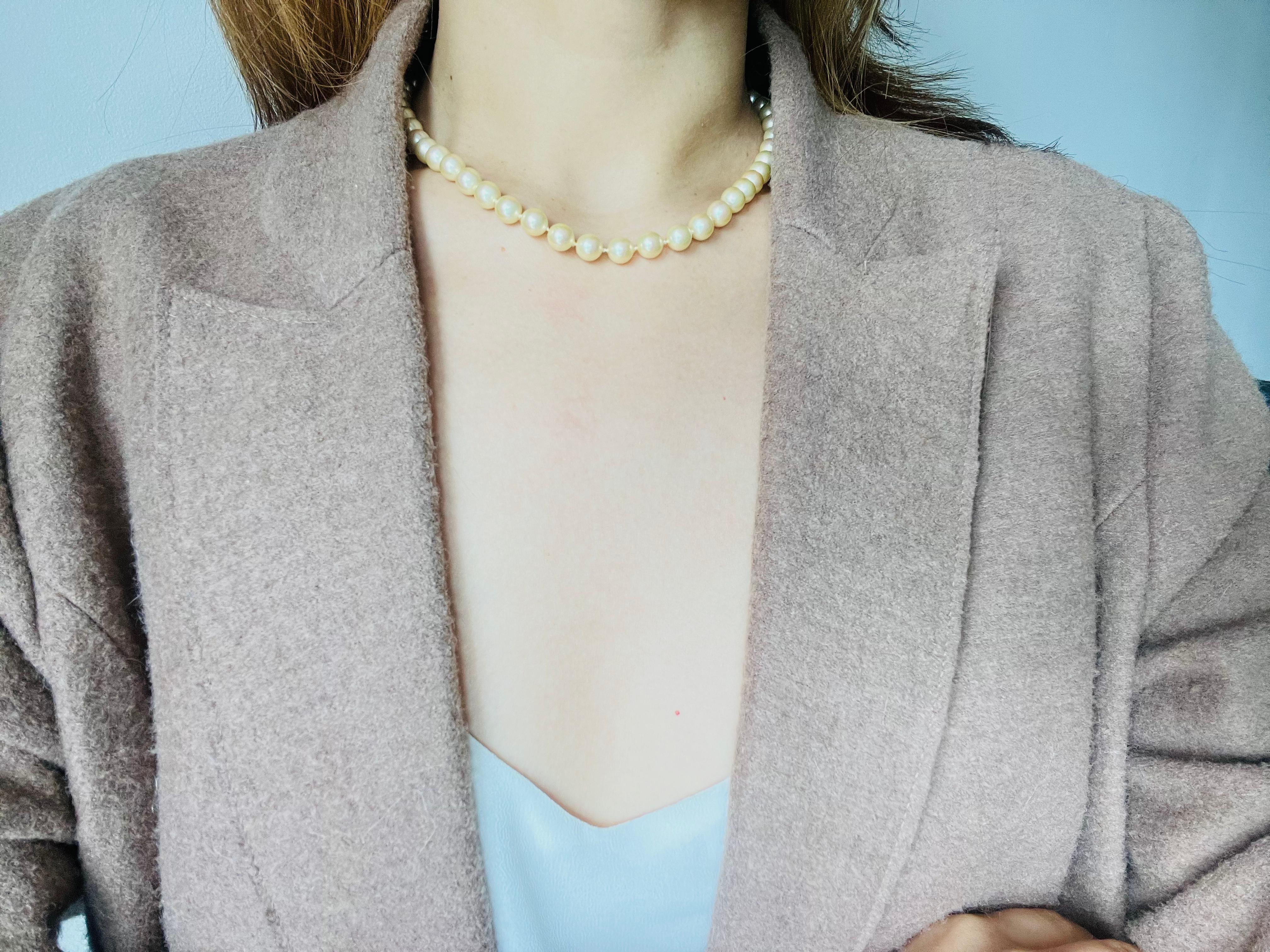 Christian Dior Vintage 1980s White Circle Round Beads Pearls Elegant Necklace For Sale 2