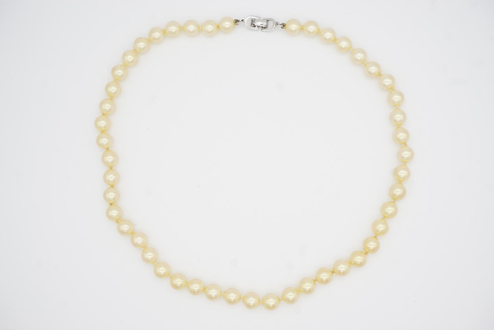 Christian Dior Vintage 1980s White Circle Round Beads Pearls Elegant Necklace For Sale 3