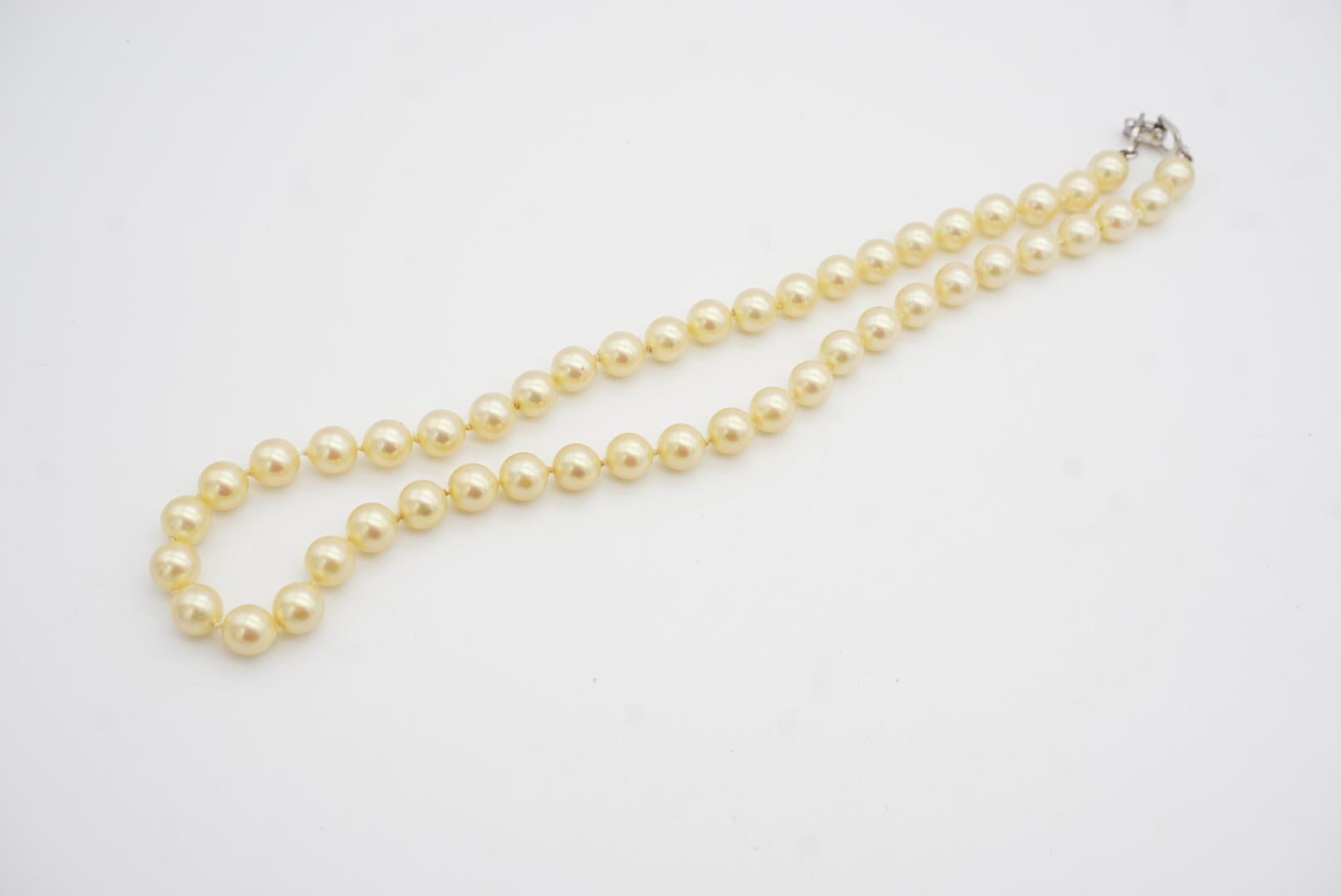 Christian Dior Vintage 1980s White Circle Round Beads Pearls Elegant Necklace For Sale 4