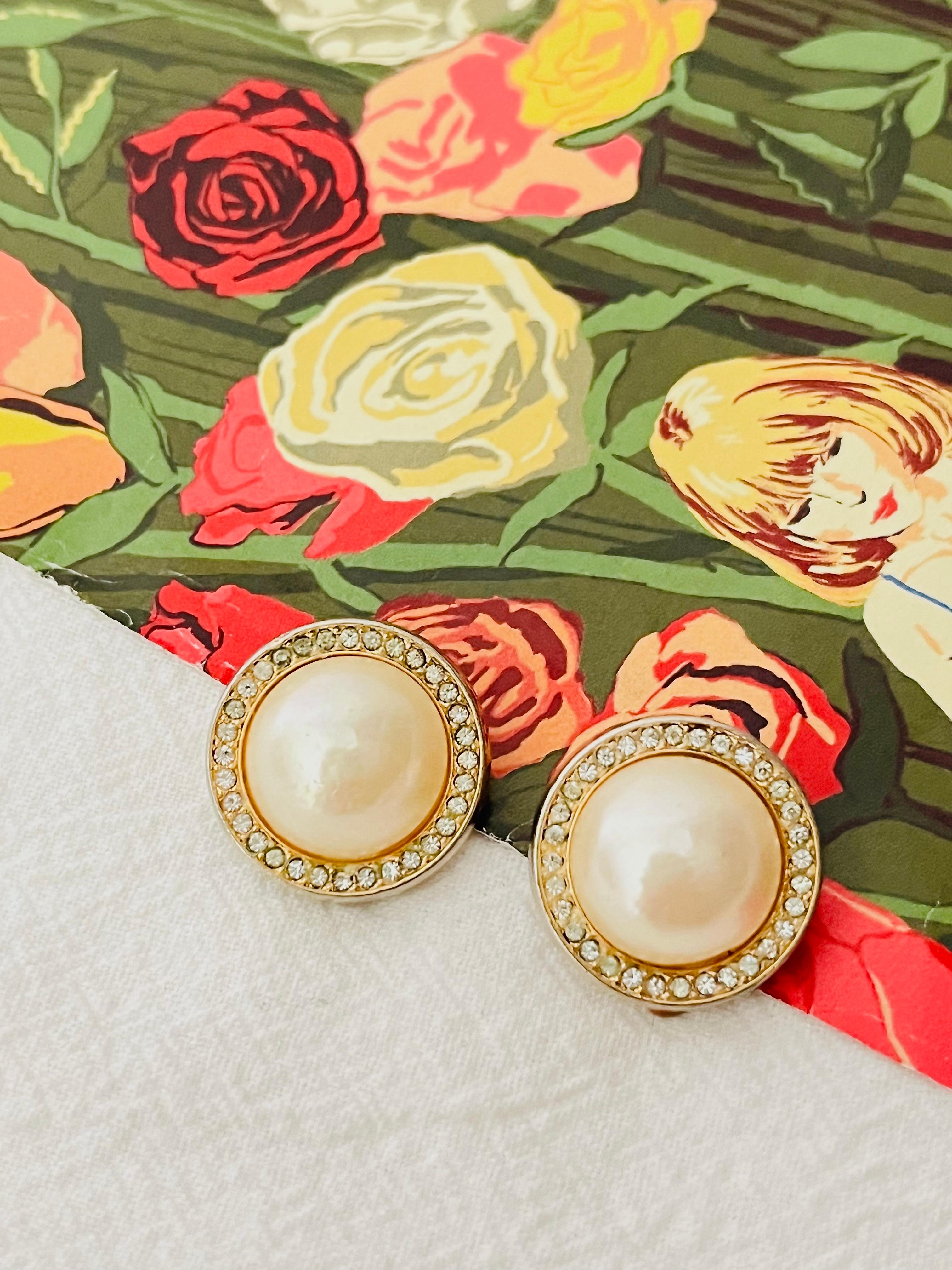 Christian Dior Vintage 1980s White Round Circle Shining Pearl Crystals Elegant Clip Earrings, Gold Tone

Good condition. Light scratches or colour loss at front side, not any stones loss, colour loss at back, still very good to wear. 100%
