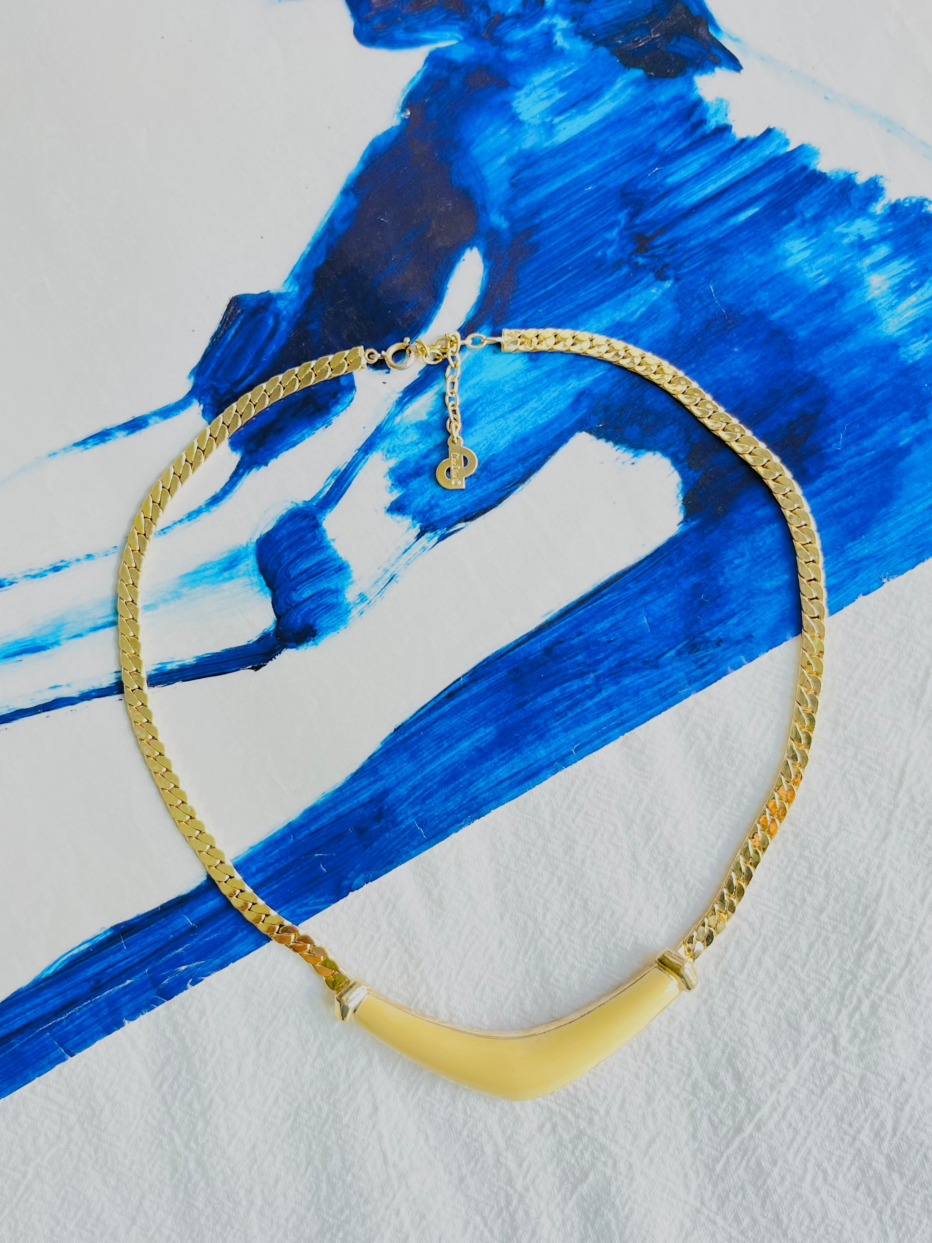 Art déco Christian Dior, collier pendentif vintage long en émail triangulaire blanc crème des années 1980 en vente