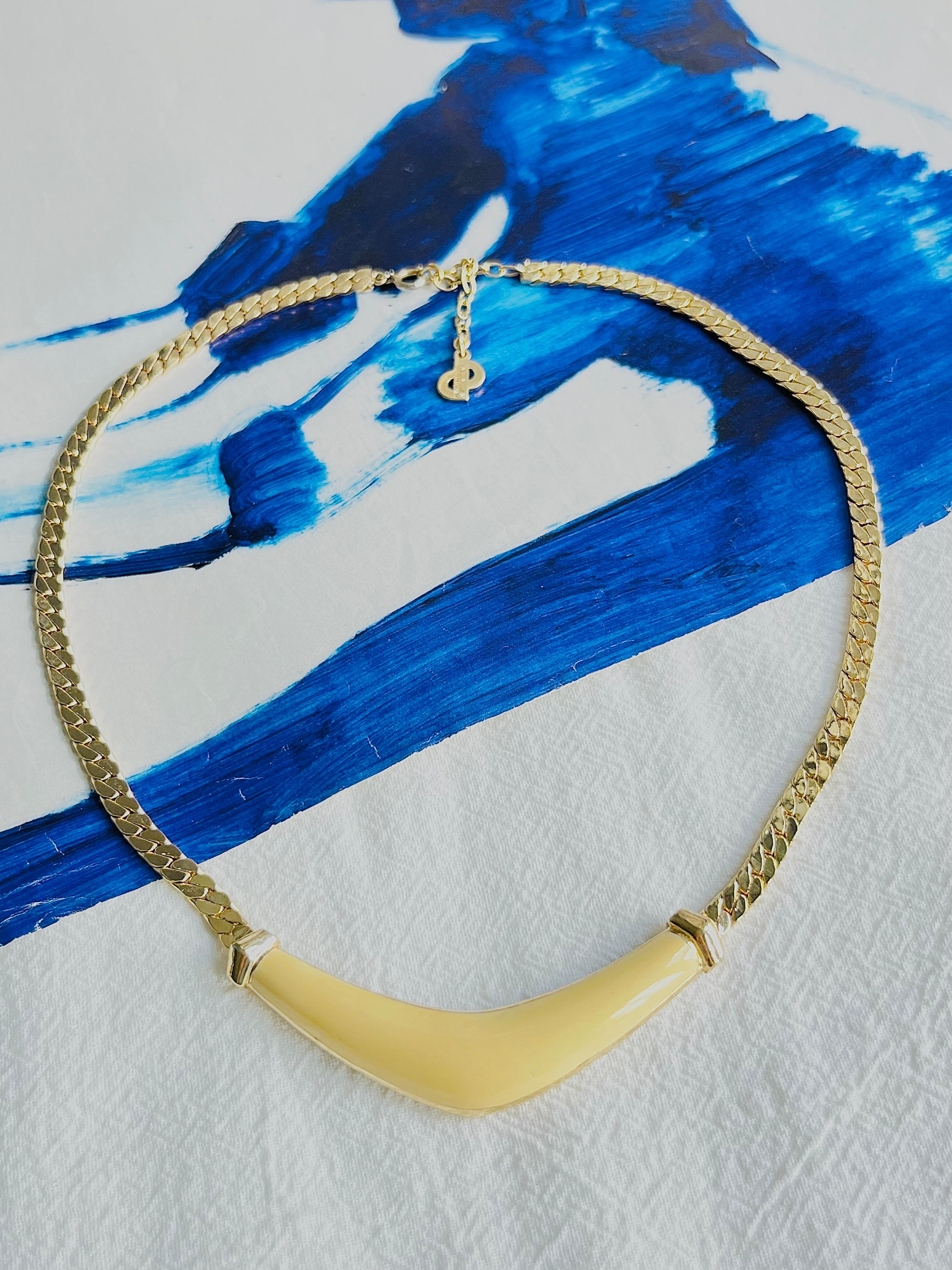 Christian Dior, collier pendentif vintage long en émail triangulaire blanc crème des années 1980 Excellent état - En vente à Wokingham, England