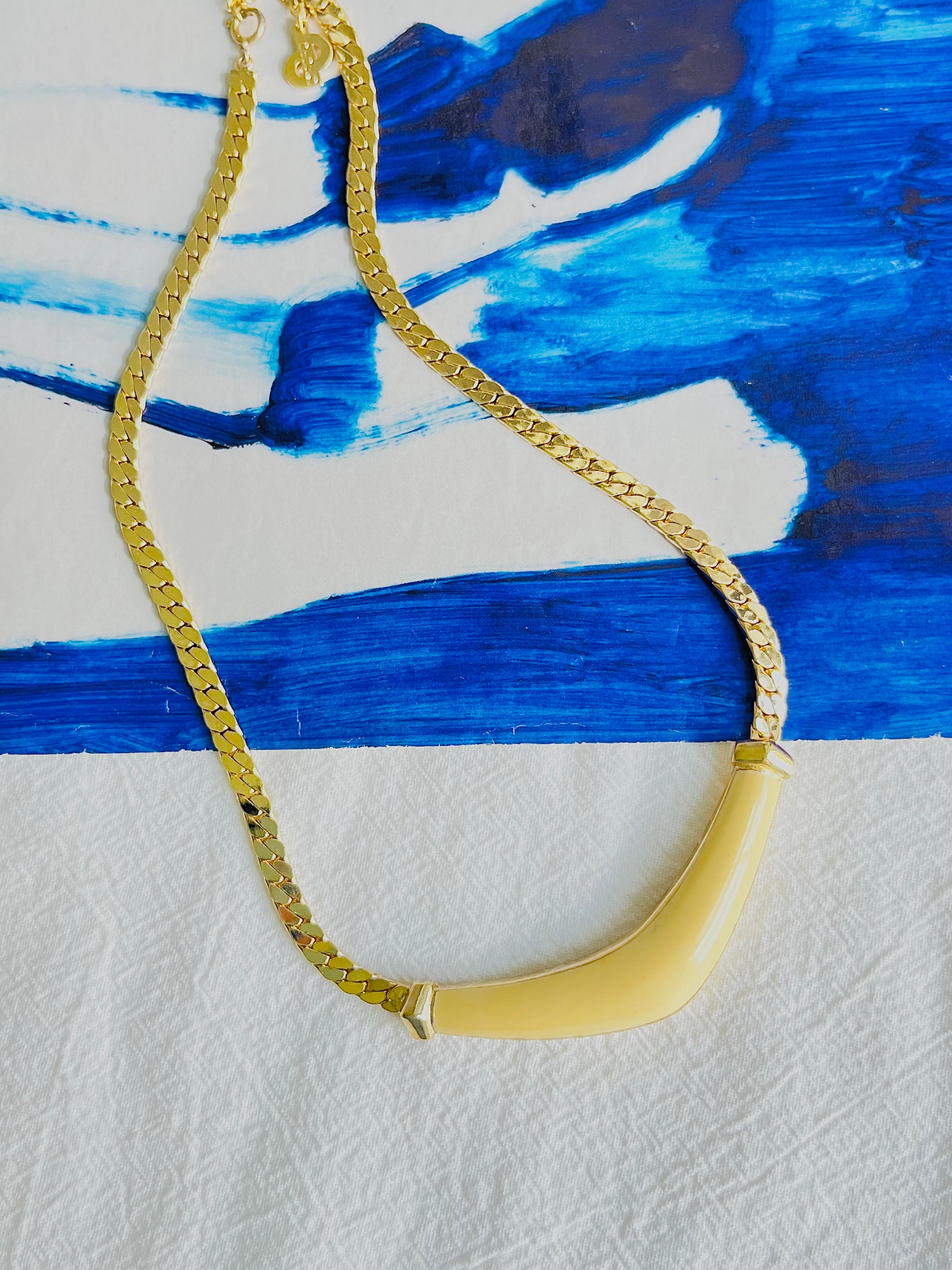 Christian Dior, collier pendentif vintage long en émail triangulaire blanc crème des années 1980 Unisexe en vente
