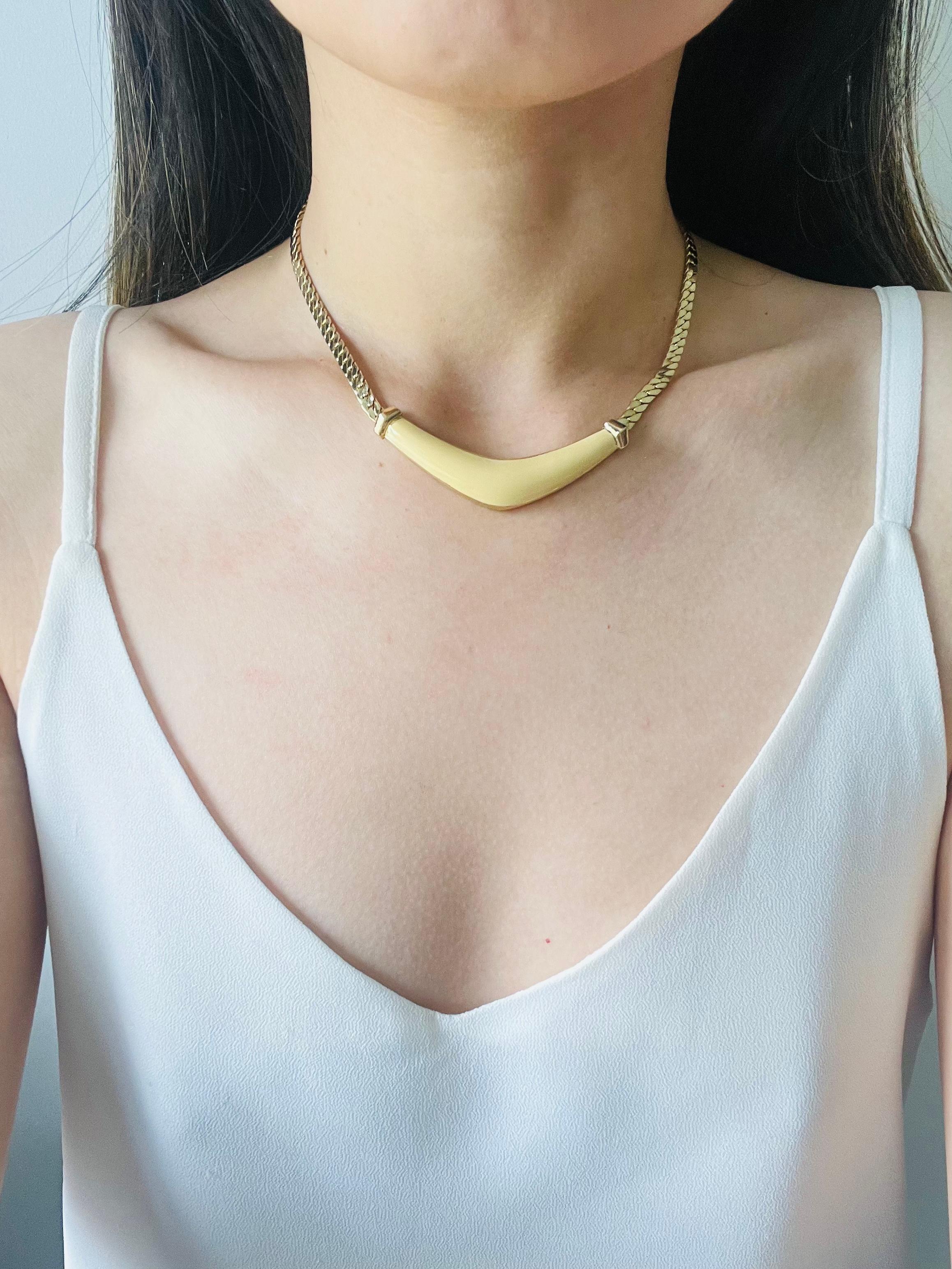 Christian Dior, collier pendentif vintage long en émail triangulaire blanc crème des années 1980 en vente 1