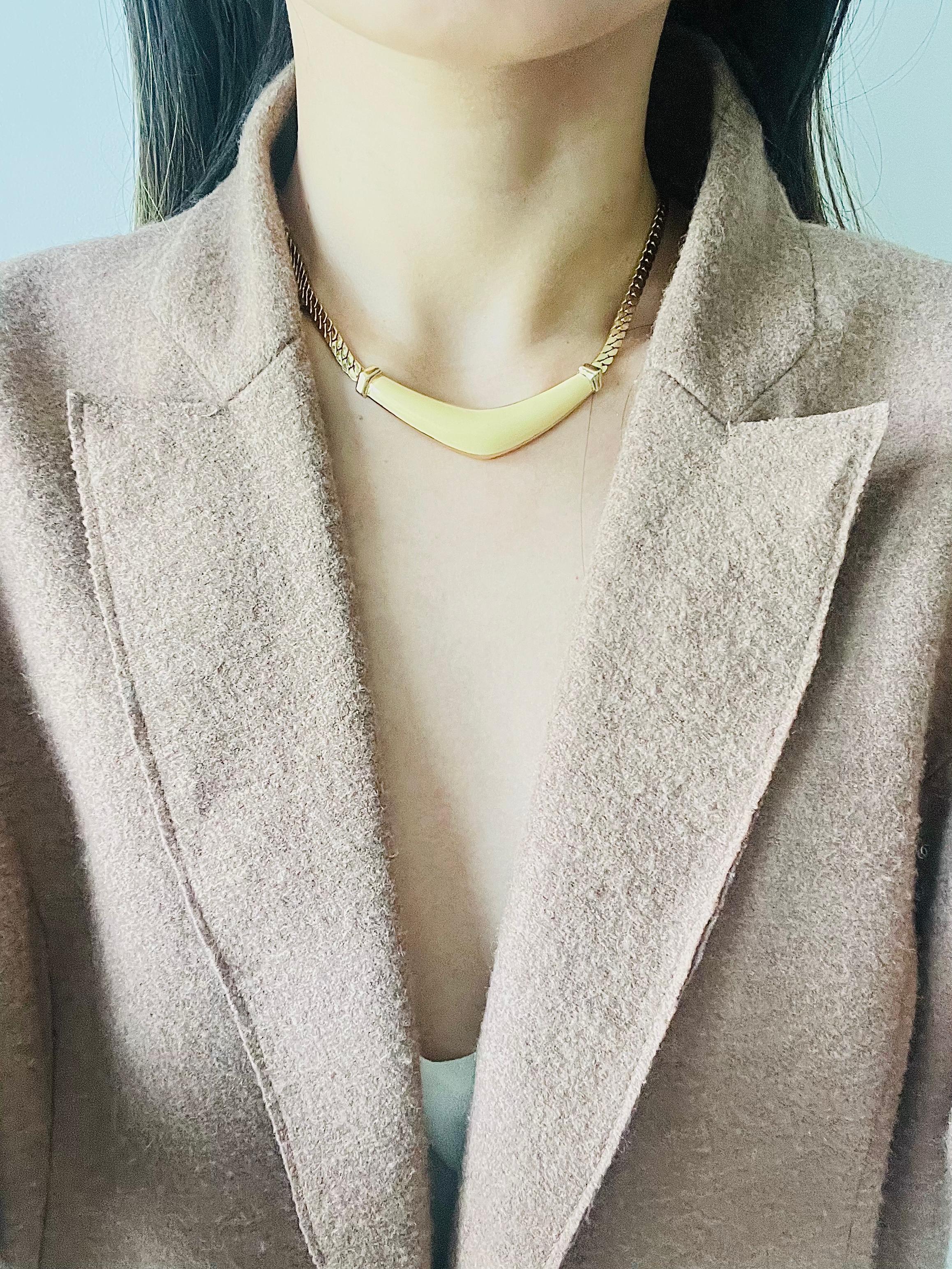 Christian Dior, collier pendentif vintage long en émail triangulaire blanc crème des années 1980 en vente 2