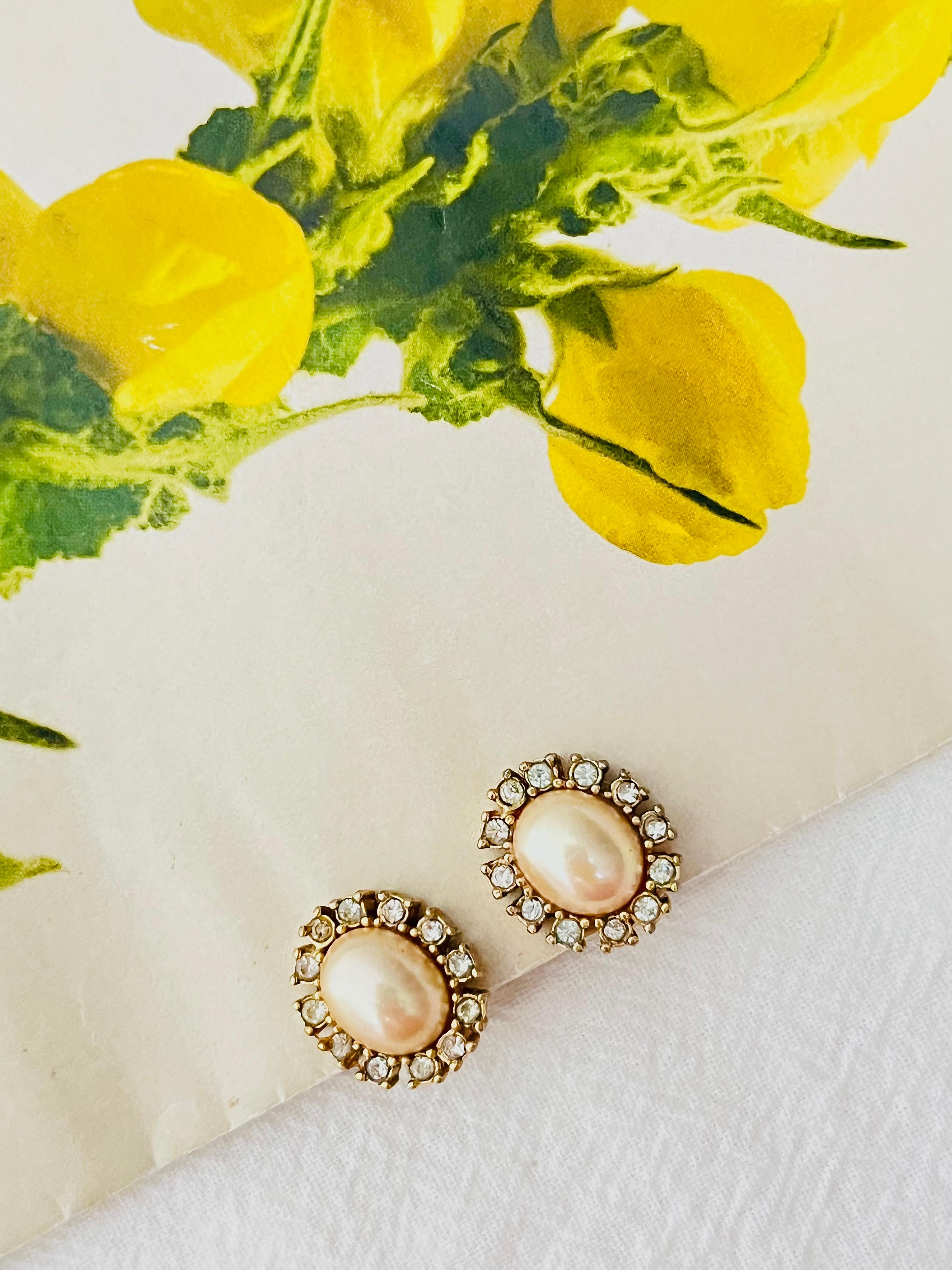 Christian Dior Vintage 1980s White Flower Oval Pearl Sparking Crystals Earrings In Good Condition For Sale In Wokingham, England