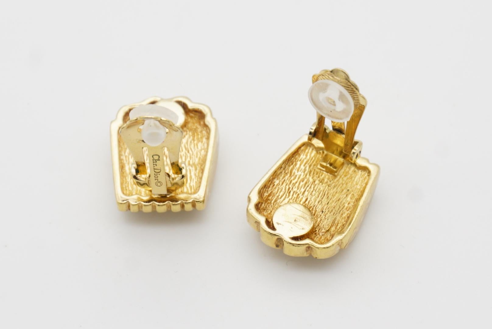 Christian Dior Vintage 1980er Jahre Weiße Jelly Belly Muschel-Ohrringe mit mattierten Kristallen im Angebot 6
