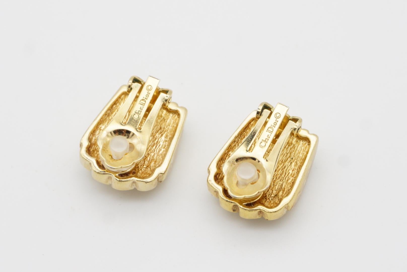 Christian Dior Vintage 1980er Jahre Weiße Jelly Belly Muschel-Ohrringe mit mattierten Kristallen im Angebot 7