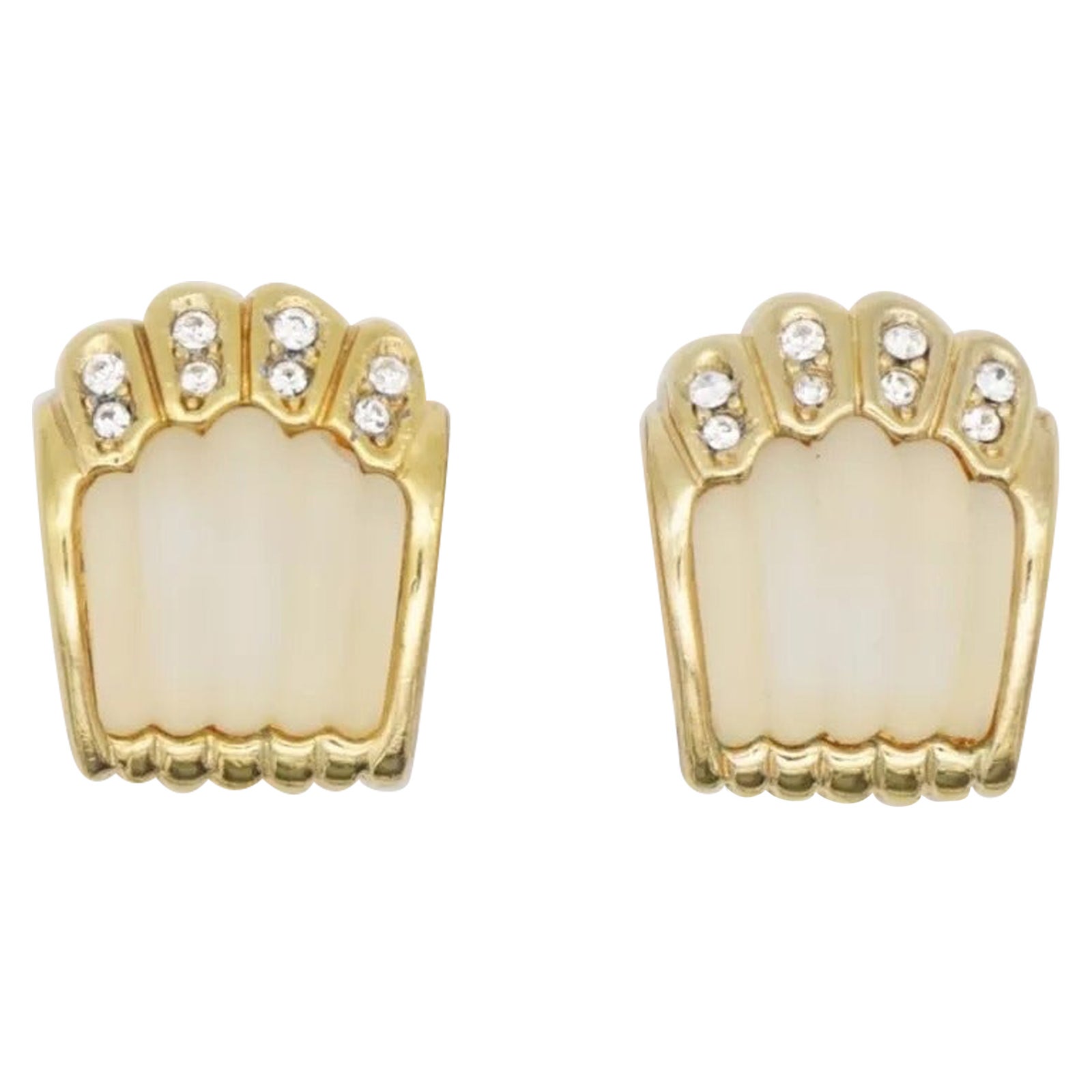 Christian Dior Vintage 1980s Weiß Gelee Bauch Shell Frost Kristalle Clip auf Ohrringe, Gold-Ton

Sehr guter Zustand. 100% echt.

Ein sehr schönes Paar Ohrringe von Chr. DIOR, signiert auf der Rückseite.

Größe: 2,2*2,0 cm.

Gewicht: 8.0 g/Stück.

_