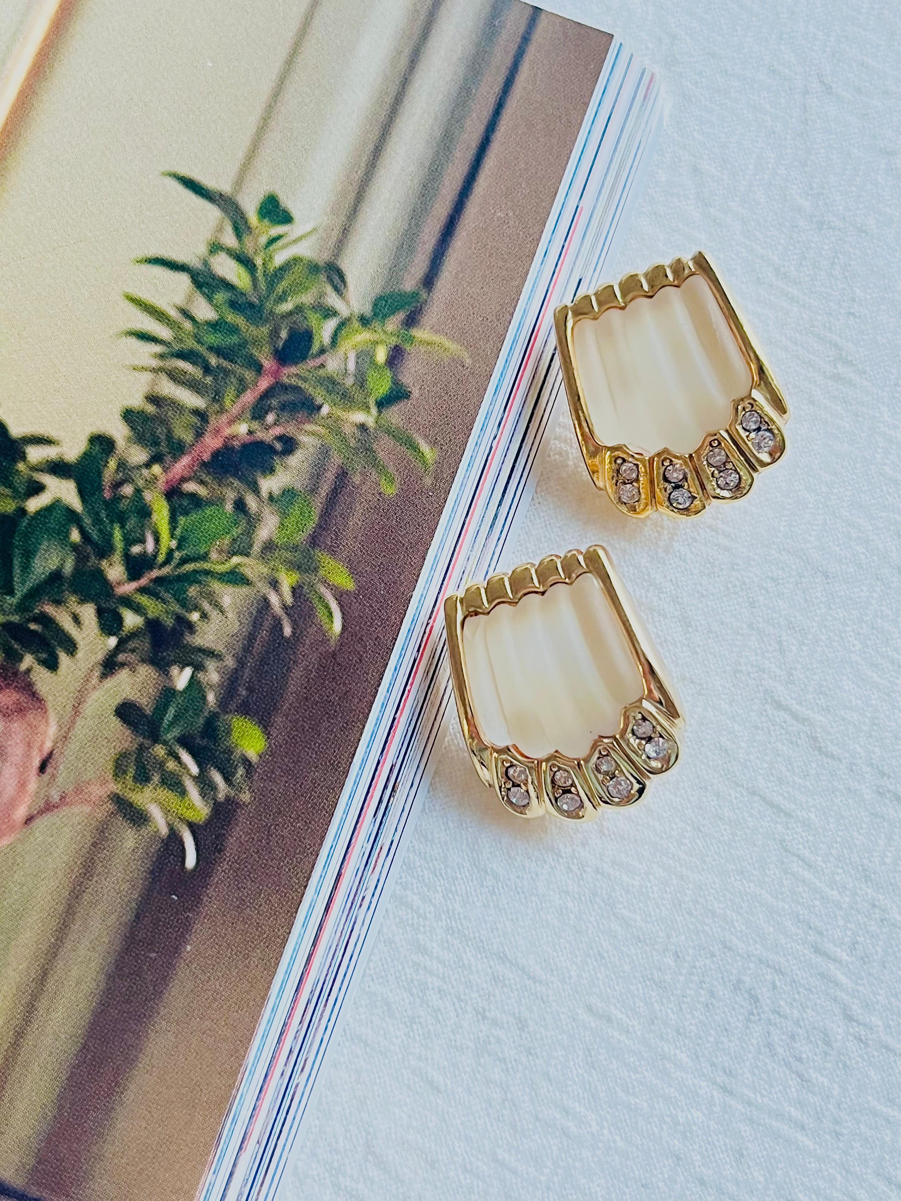 Christian Dior Vintage 1980er Jahre Weiße Jelly Belly Muschel-Ohrringe mit mattierten Kristallen im Zustand „Gut“ im Angebot in Wokingham, England