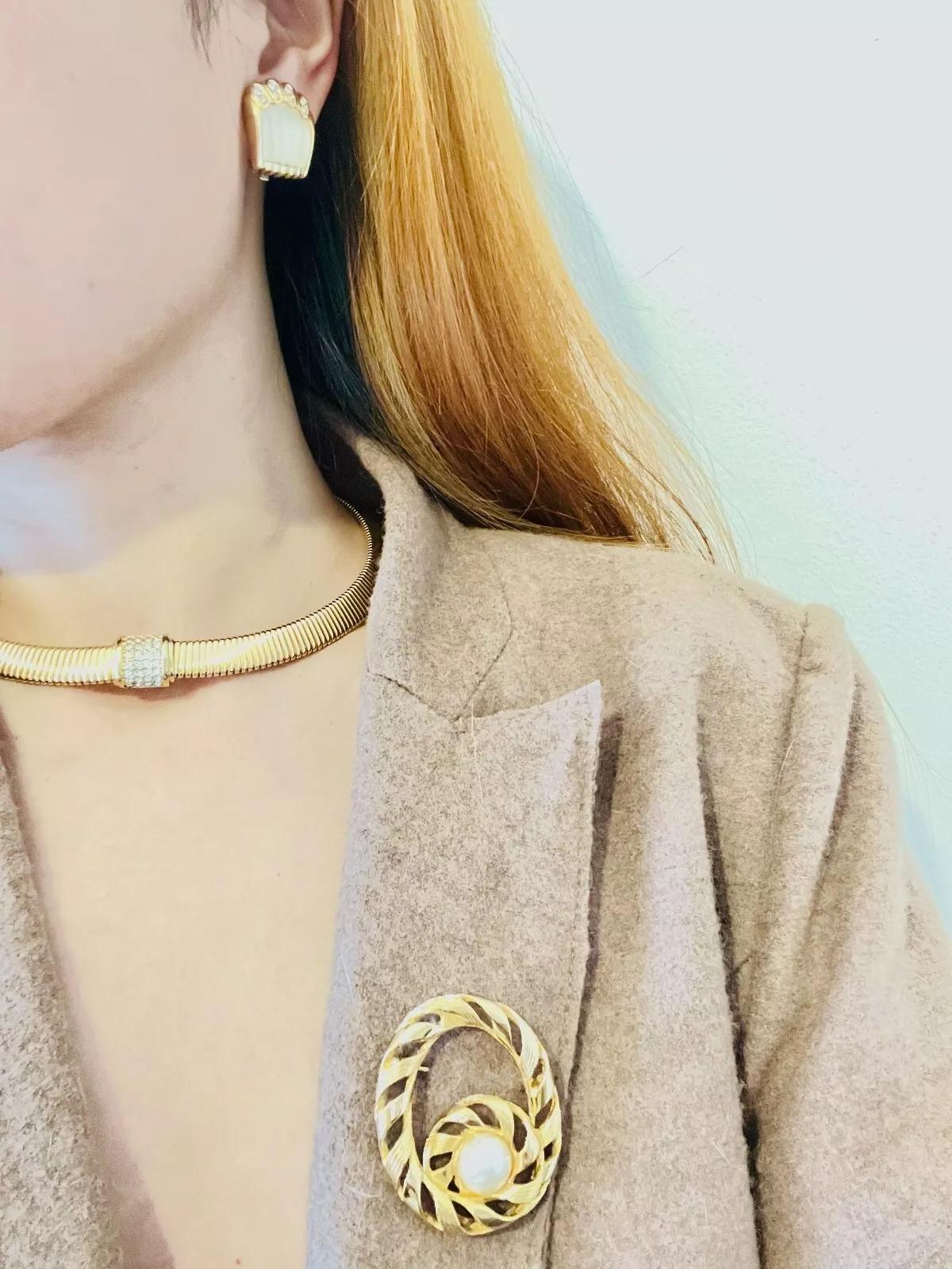 Christian Dior Vintage 1980er Jahre Weiße Jelly Belly Muschel-Ohrringe mit mattierten Kristallen im Angebot 2